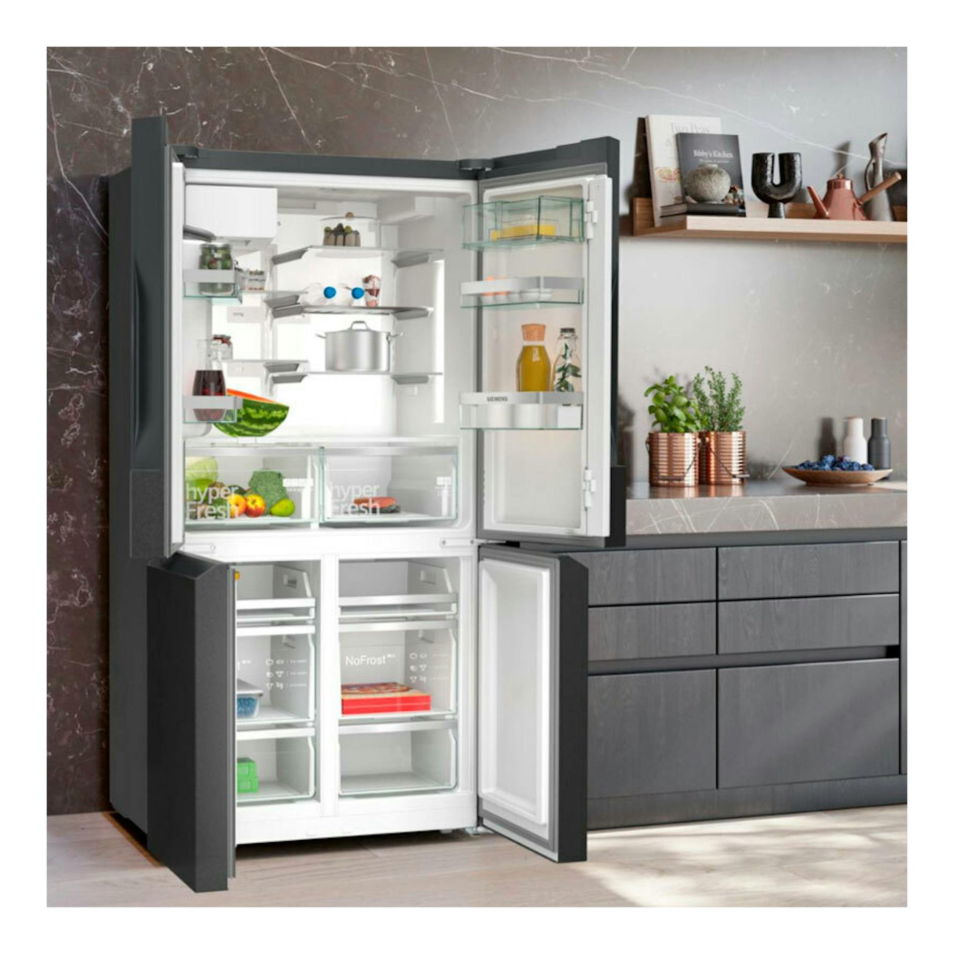 Frigorífico americano Siemens KF96DPXEA inox negro, visto de frente, con puertas abiertas y interior visible.
