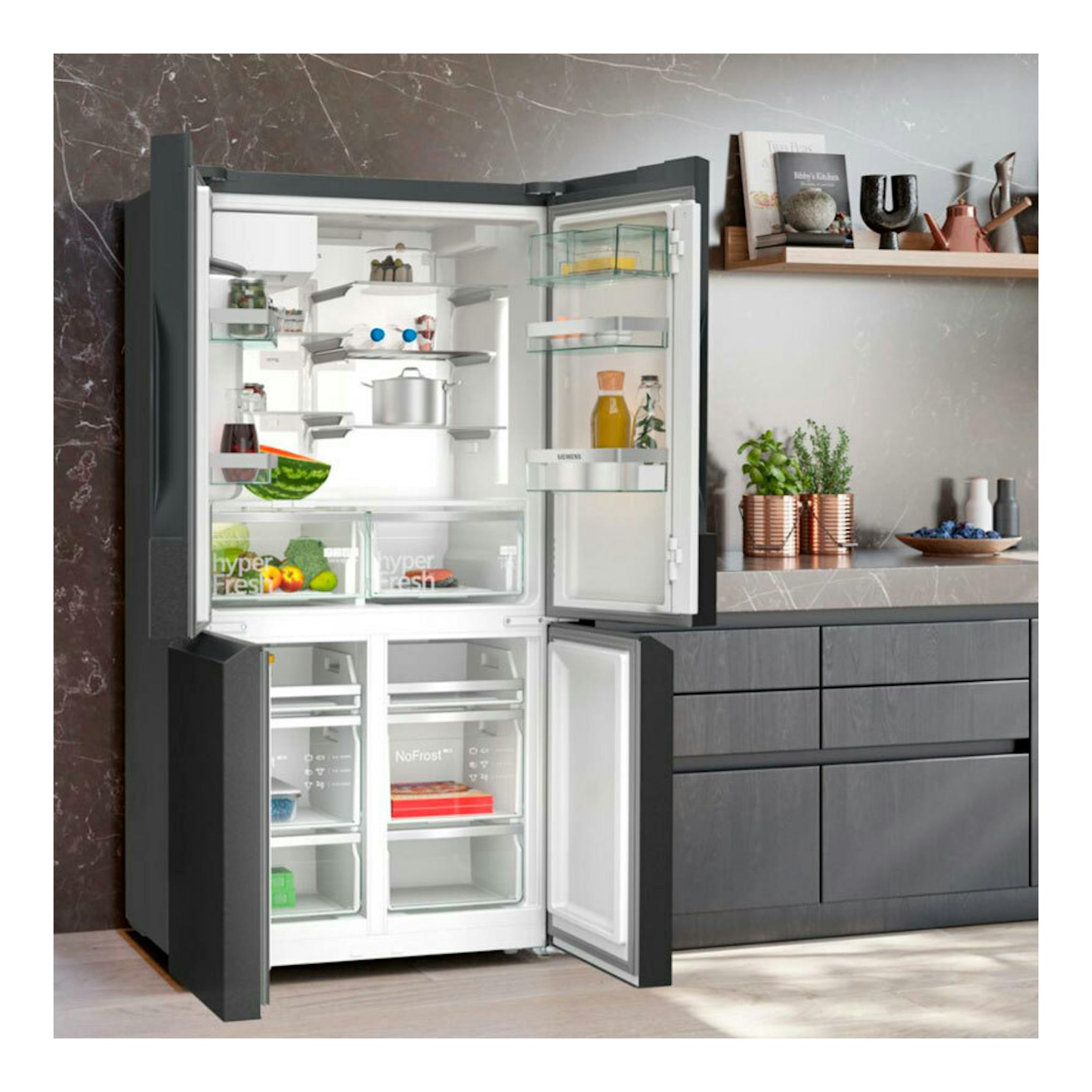 Frigorífico americano Siemens KF96DPXEA inox negro, visto de frente, con puertas abiertas y interior visible.