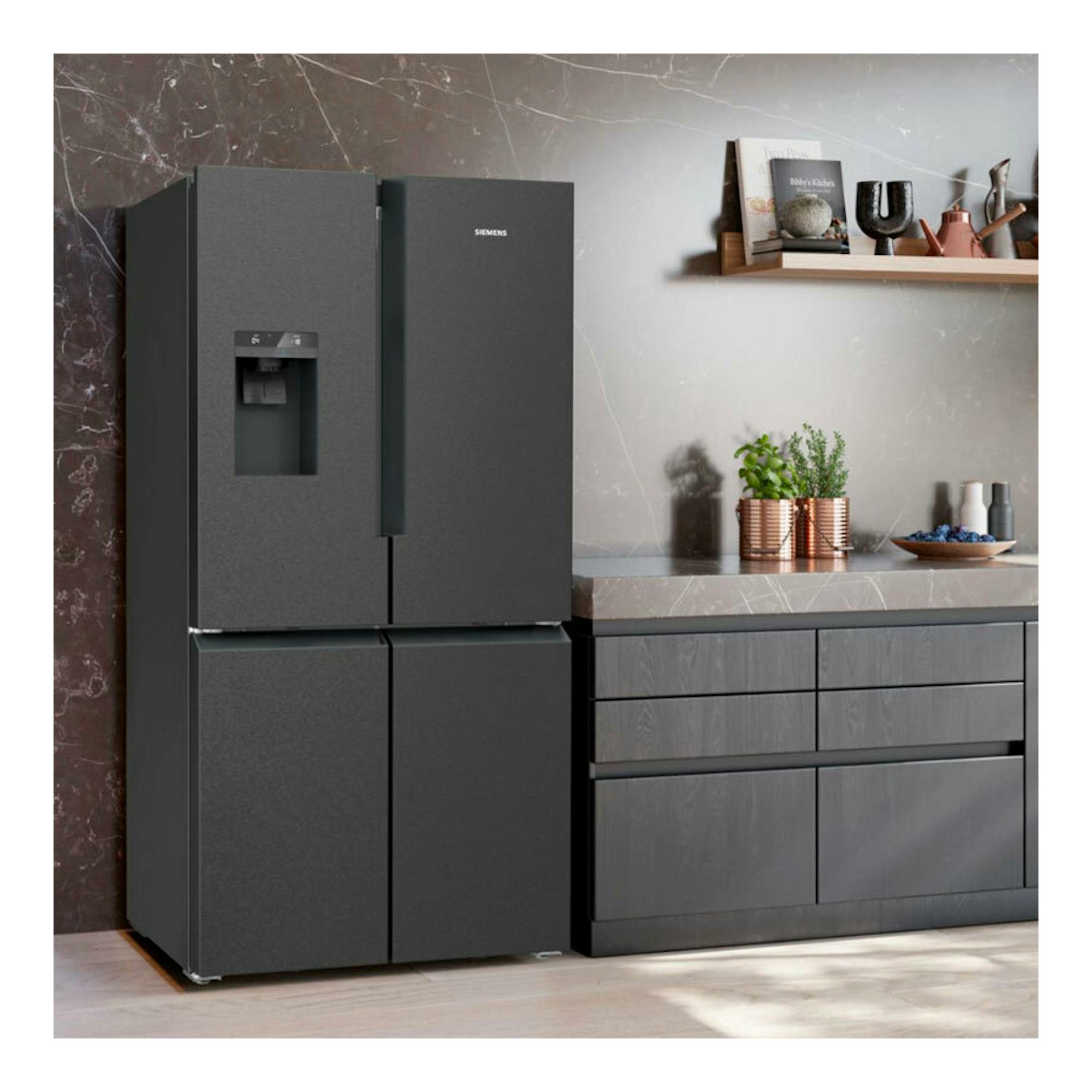 Frigorífico americano Siemens KF96DPXEA inox negro, vista frontal, con dispensador de agua.