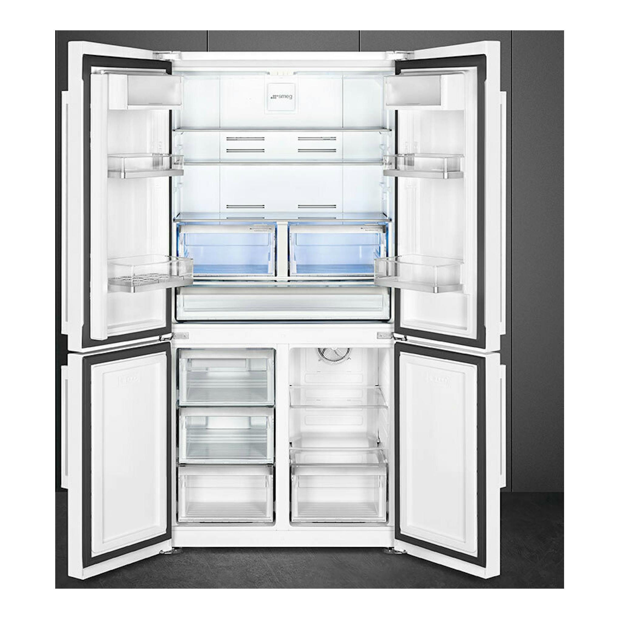 Frigorífico americano Smeg FQ60BDE blanco, vista frontal abierta, con estantes y cajones visibles.