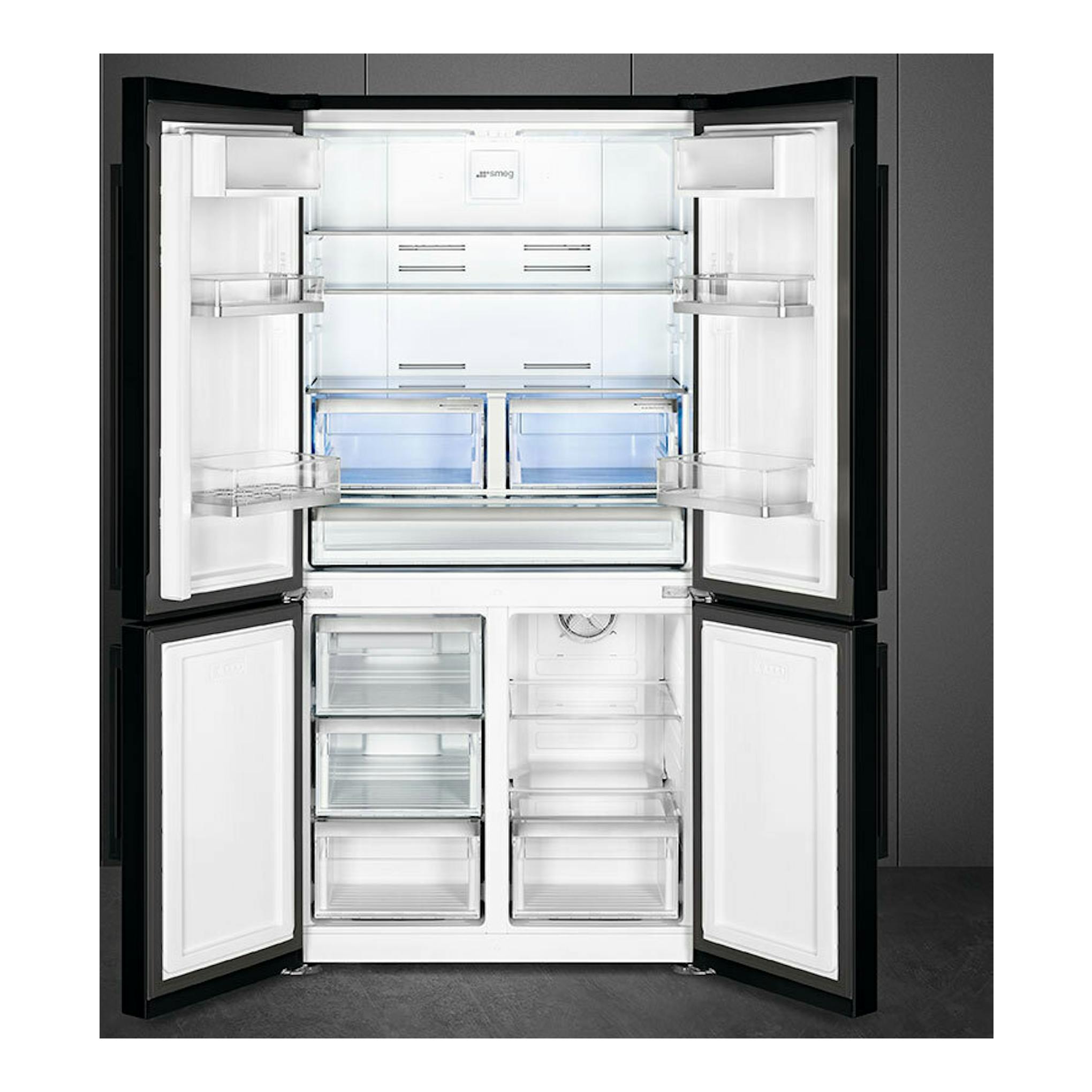 Frigorífico americano Smeg FQ60NDE negro, abierto, con cuatro puertas y compartimentos interiores visibles.