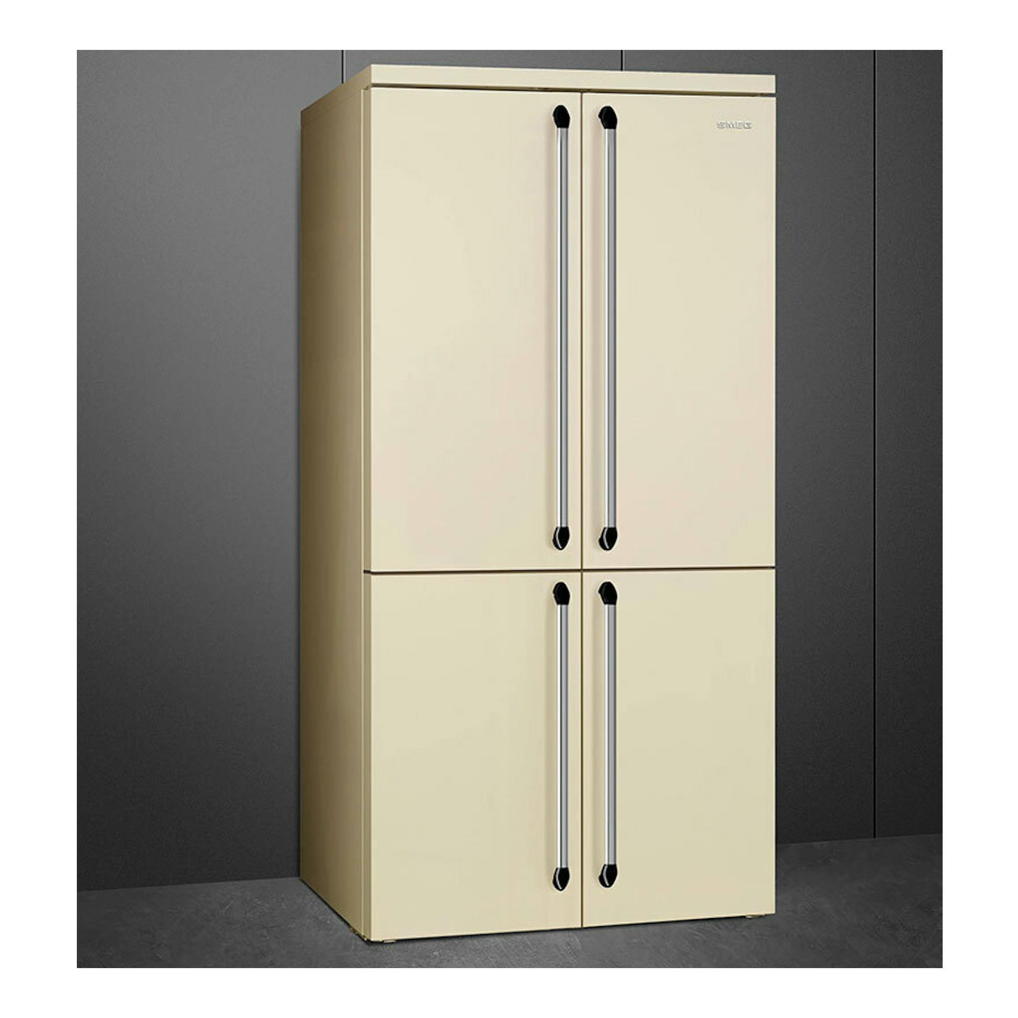 Frigorífico americano Smeg FQ960P6 crema, vista frontal ligeramente en ángulo, con cuatro puertas.