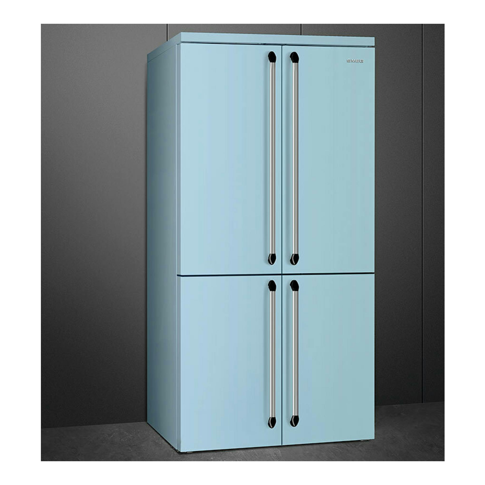 Frigorífico americano Smeg FQ960PB6 azul, vista frontal, de cuatro puertas y tiradores verticales.