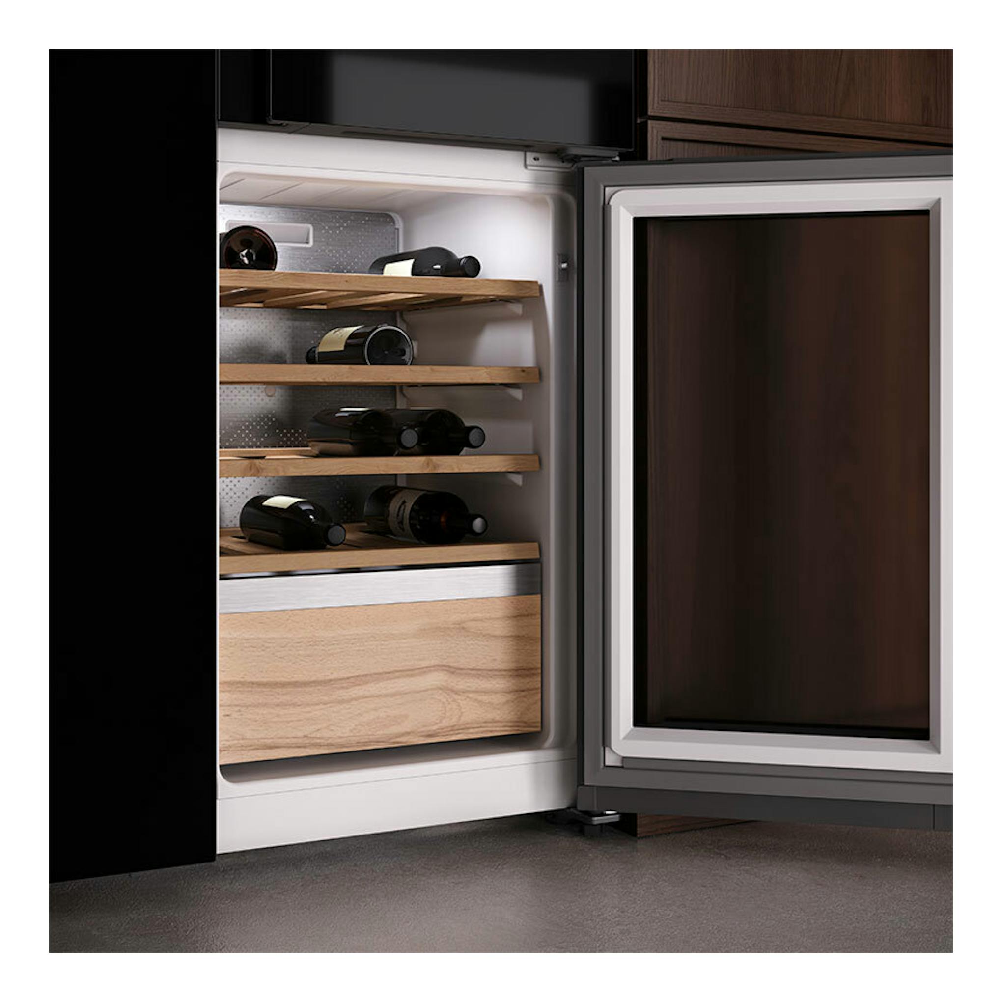 Vista frontal de frigorífico americano Teka RLF85950 cristal negro, puerta abierta con botellero y estantes de madera.