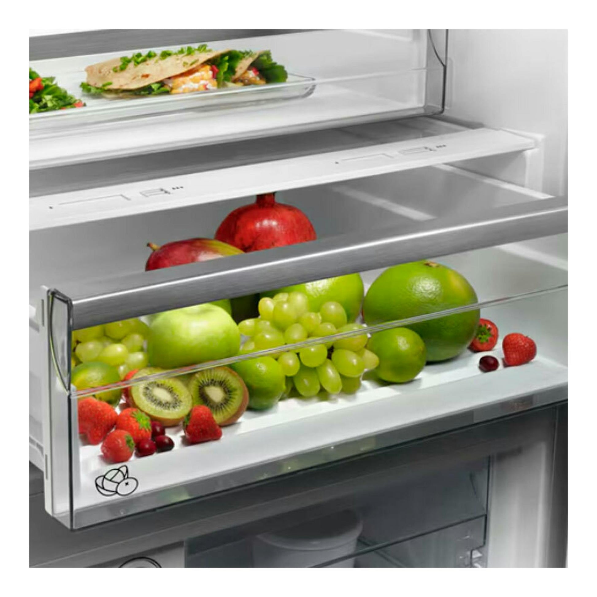 Interior de frigorífico combi AEG ORC6M481EX inox, vista frontal, con cajones y fruta.