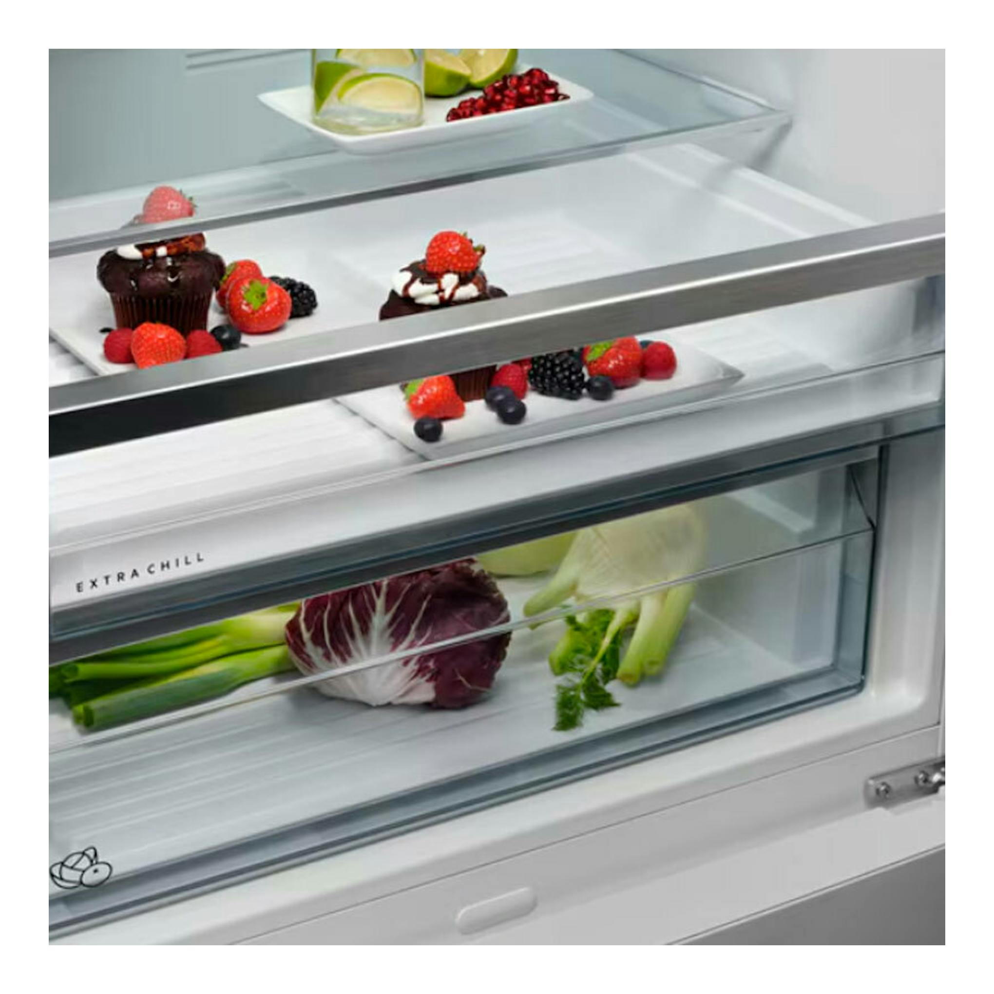 Interior de frigorífico AEG ORC6M481EX inox, con cajones transparentes y alimentos frescos vistos de frente.