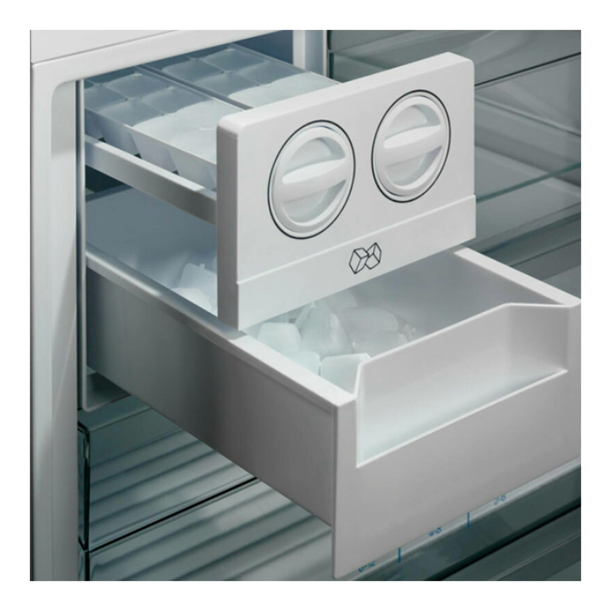 Frigorífico combi AEG ORC6M481EX inox, vista interior con cajones del congelador y cubitera blanca.