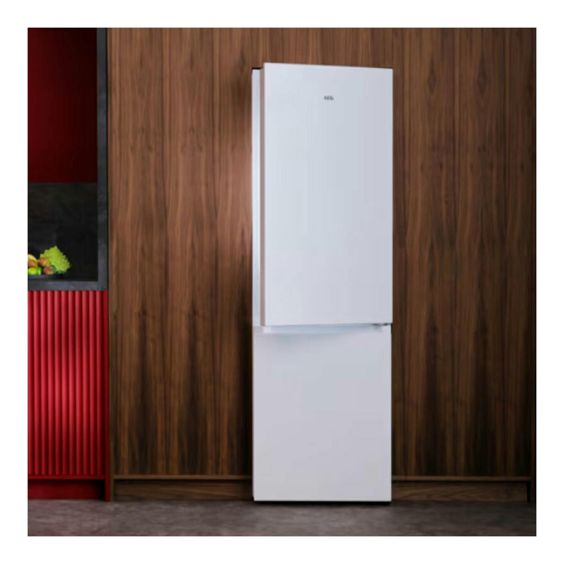Frigorífico combi AEG ORC6N361DW blanco, vista frontal, de pie frente a paneles de madera.