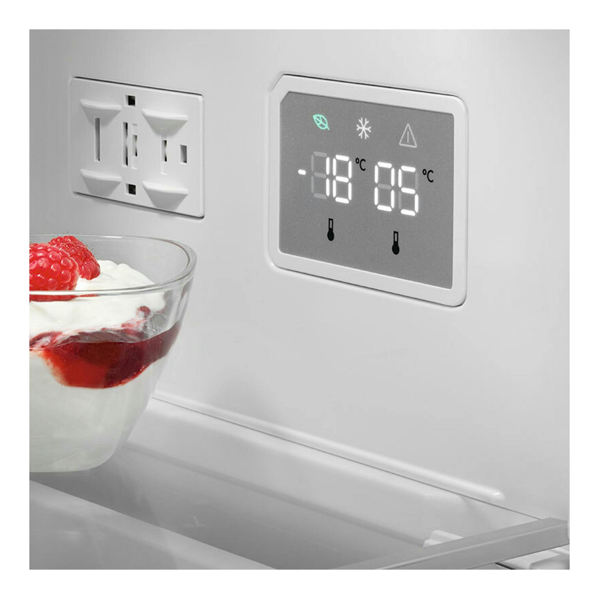 Interior de frigorífico AEG ORC8M361DT con panel digital, estante de cristal y cuenco de yogur con frambuesas.