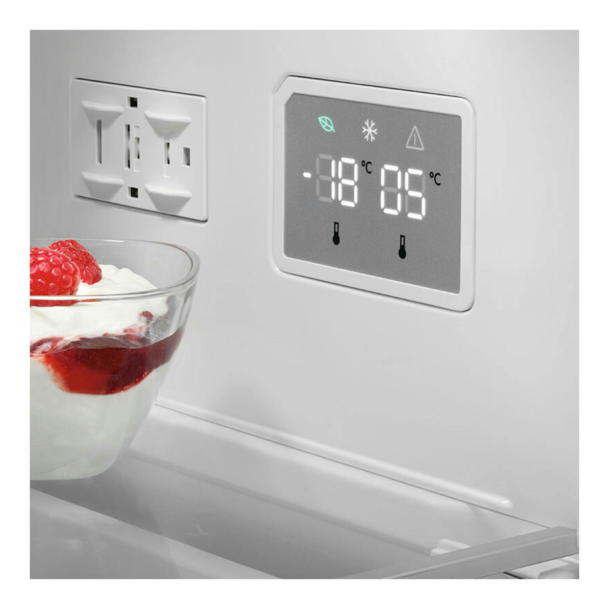 Interior de frigorífico AEG ORC8M361DT con panel digital, estante de cristal y cuenco de yogur con frambuesas.