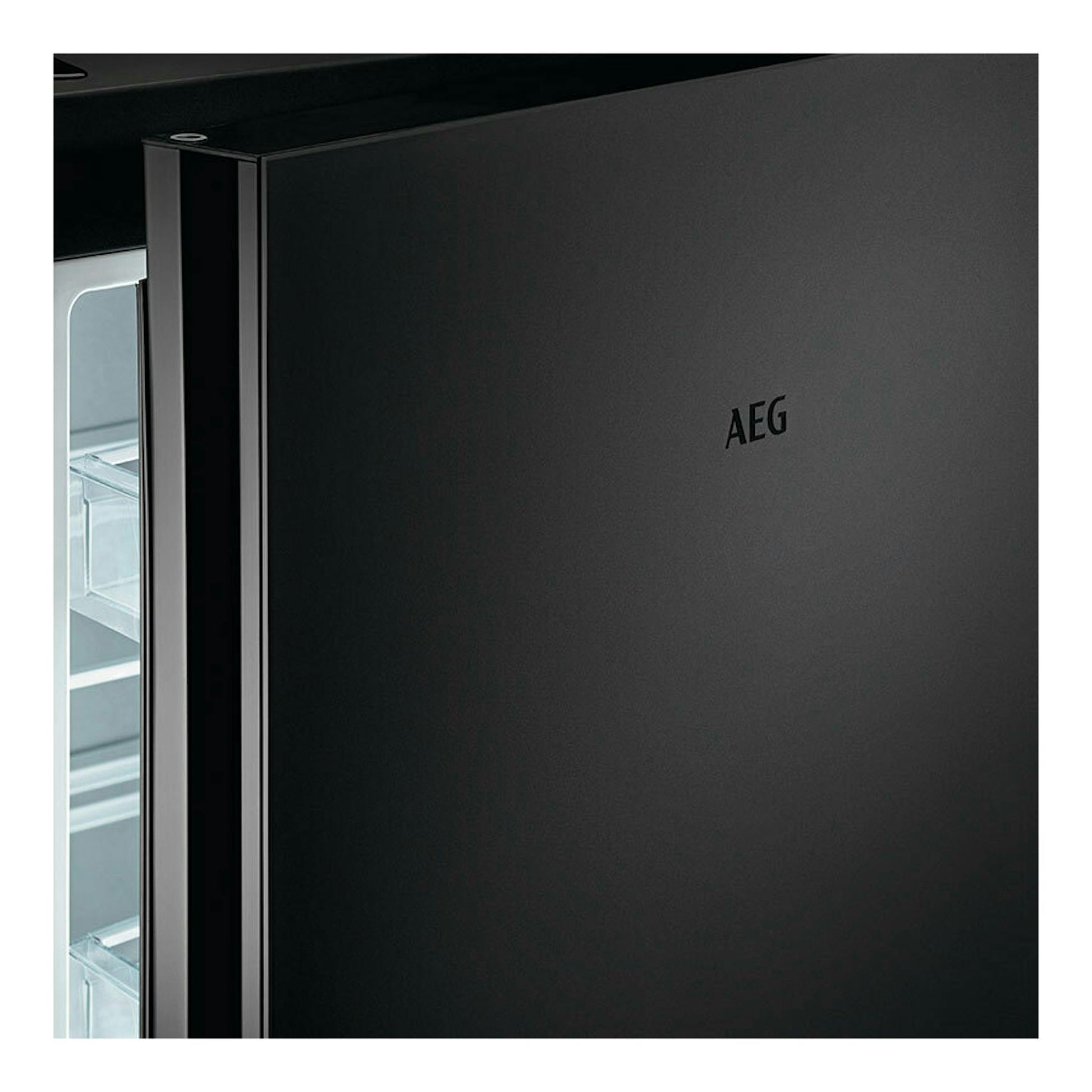 Frigorífico combi AEG ORC8M361DT en cristal negro mate, vista frontal con la puerta abierta y el interior visible.