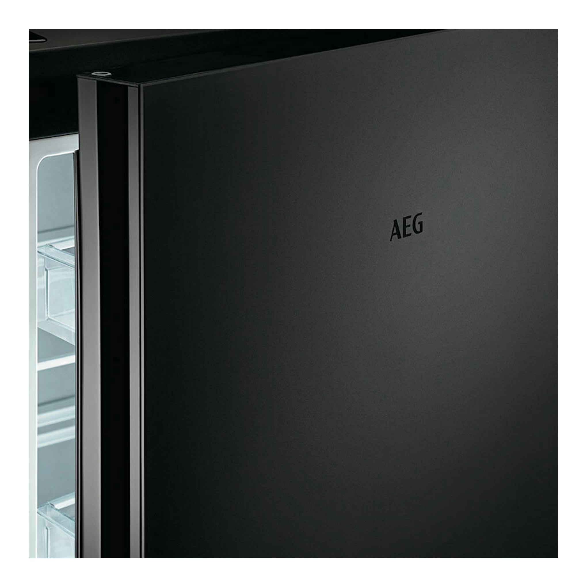 Frigorífico combi AEG ORC8M361DT en cristal negro mate, vista frontal con la puerta abierta y el interior visible.