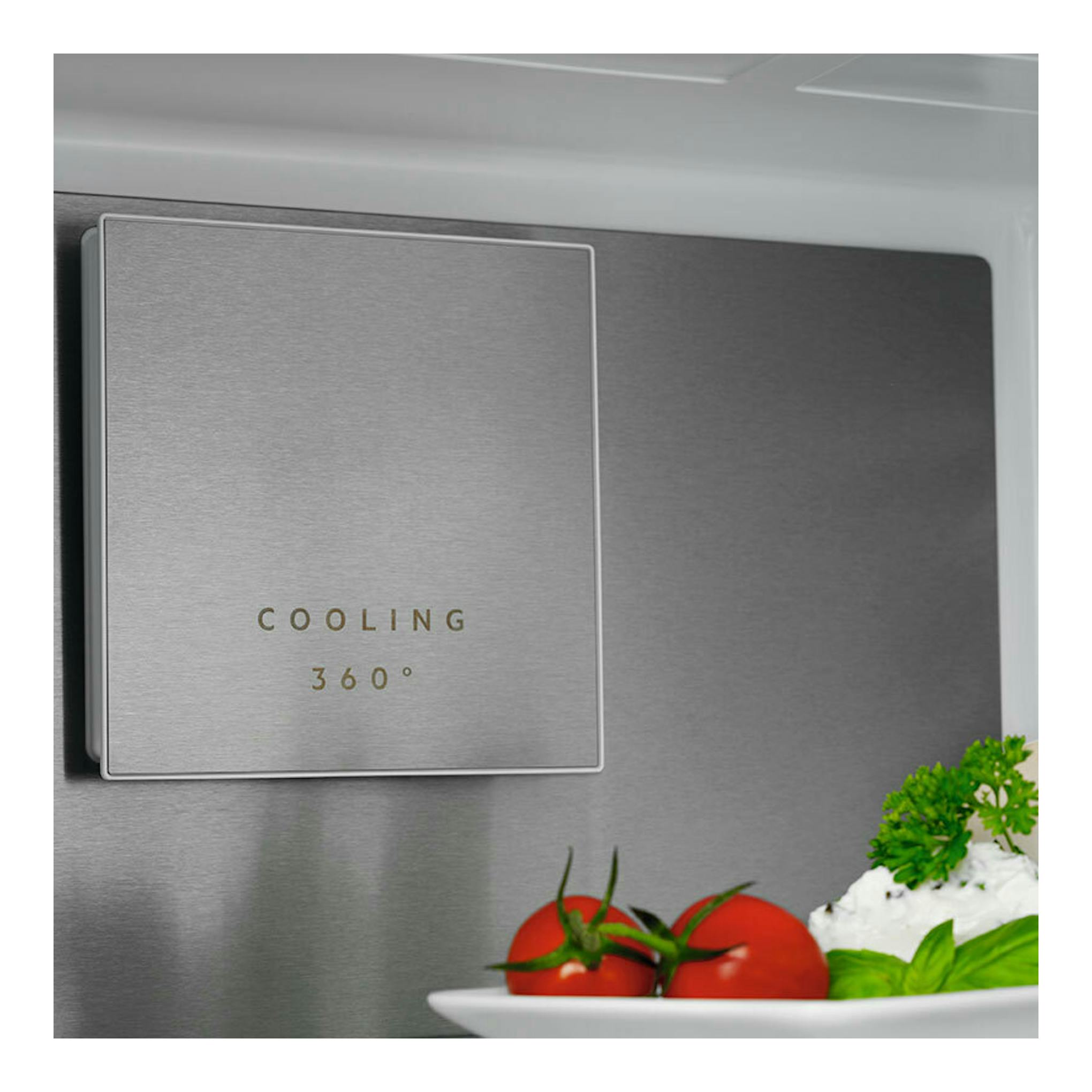Frigorífico combi AEG ORC8M361DT, vista frontal parcial con panel metálico y texto Cooling 360°.