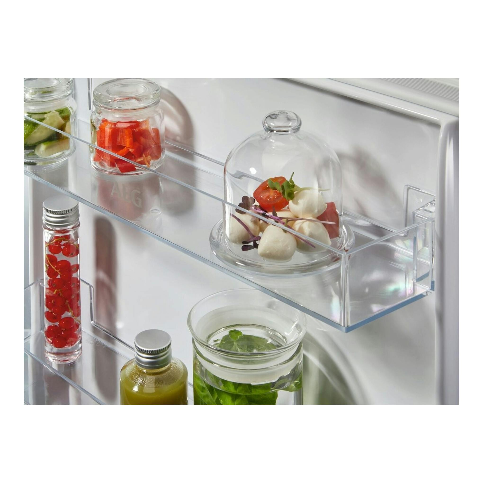 Interior de frigorífico AEG OSC6D181ES, con estantes transparentes de puerta y tarros con alimentos y bebidas.