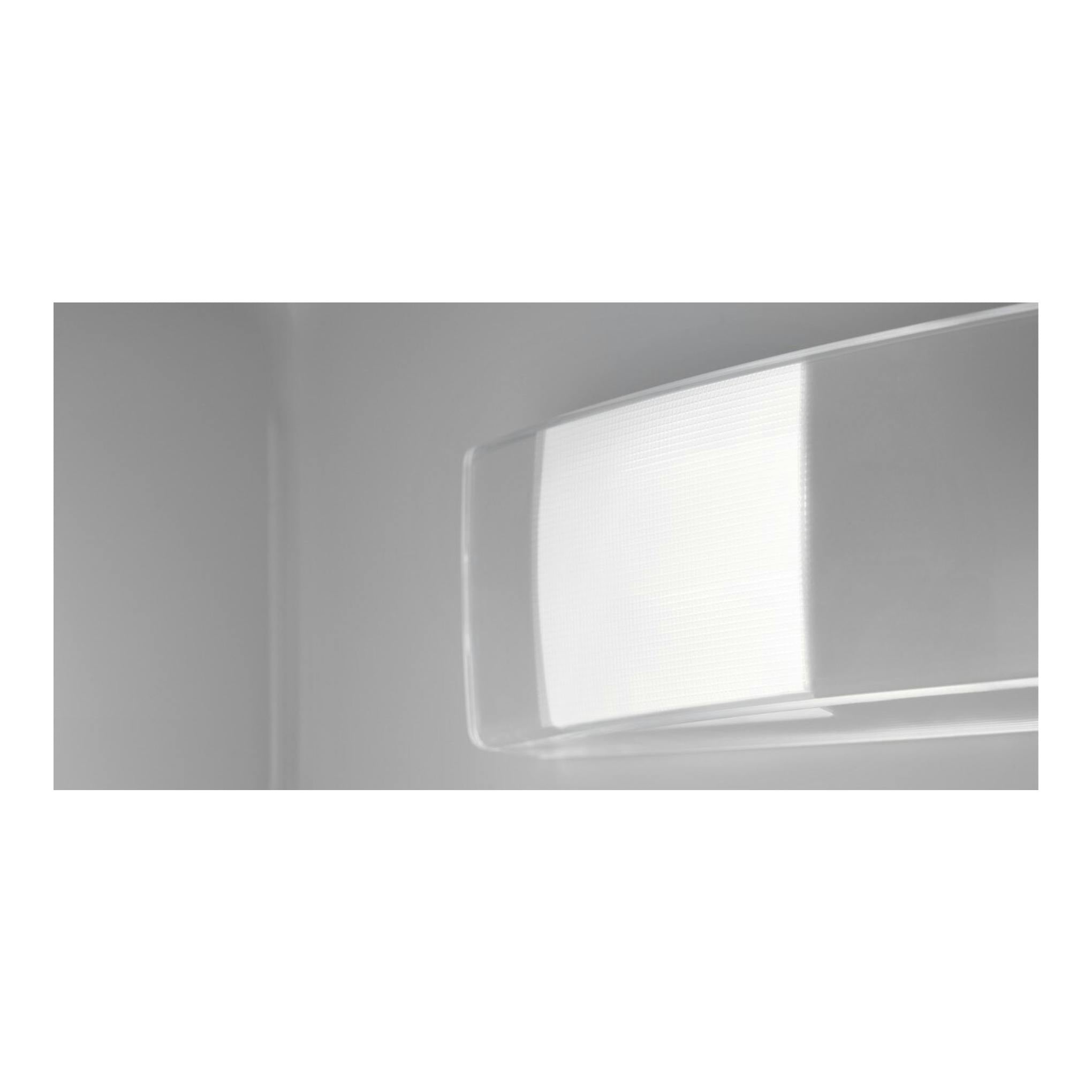 Interior blanco de un frigorífico integrable AEG OSC6D181ES, con luz superior en vista cercana.