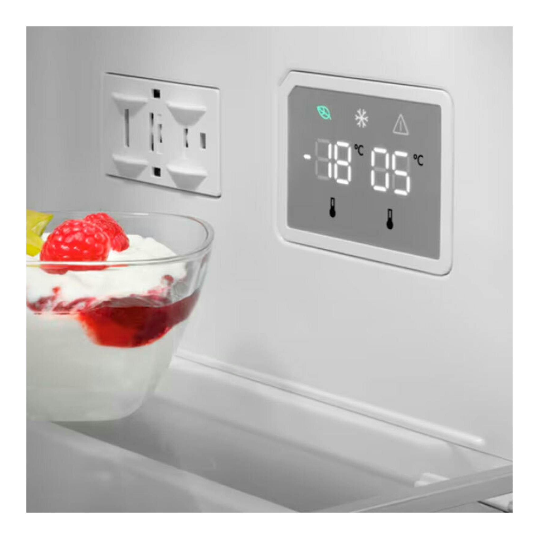 AEG RCB632E9MW blanco: interior de frigorífico con panel digital y un bol de postre con frambuesas.