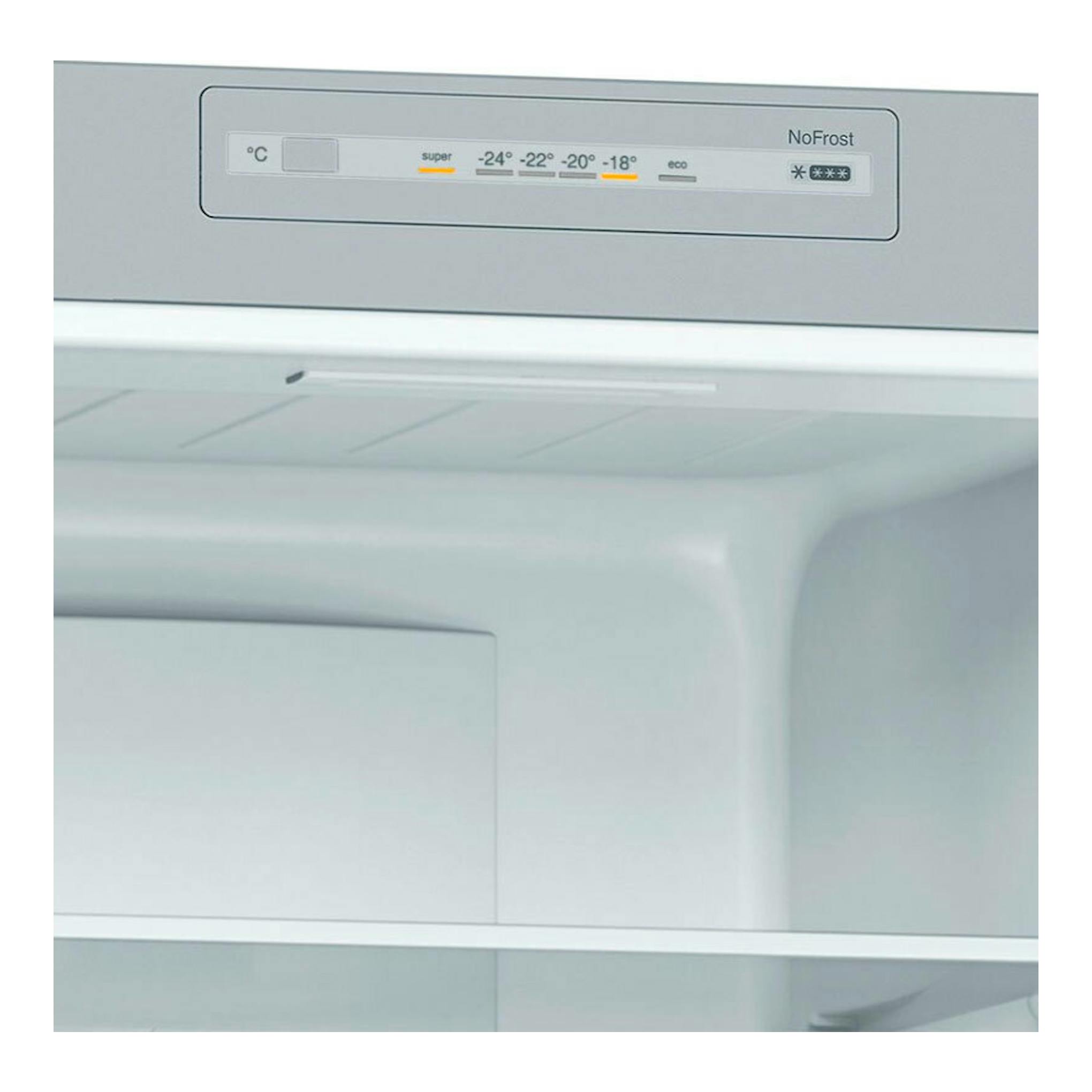 Vista interior superior de frigorífico Bosch KGN33NLEB Inox, con panel NoFrost y control de temperatura.