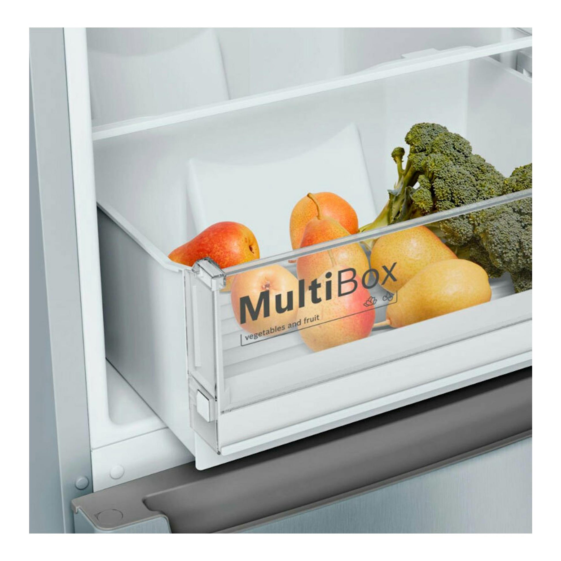 Interior de frigorífico Bosch KGN33NLEB Inox, cajón MultiBox transparente con frutas y verduras.