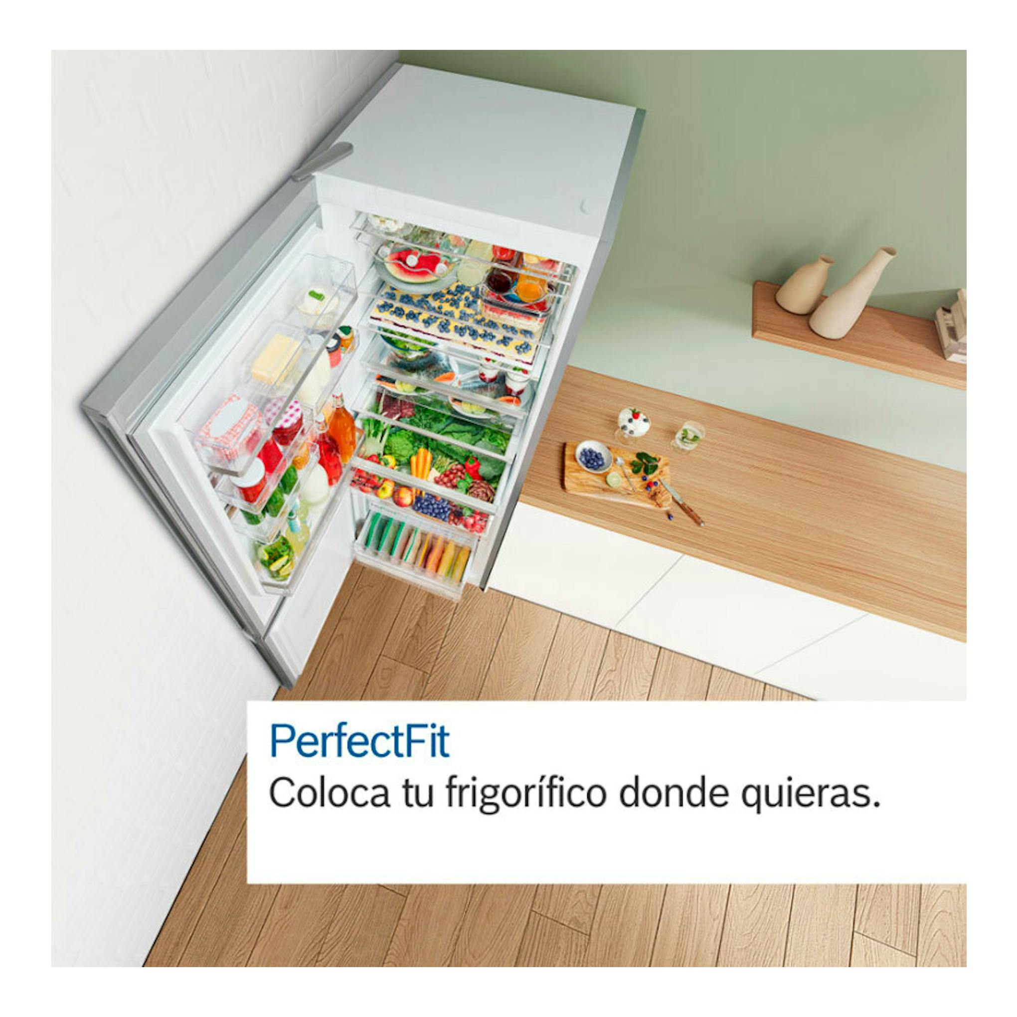 Frigorífico combi Bosch KGN33NLEB inox, vista superior con la puerta abierta y alimentos en los estantes.