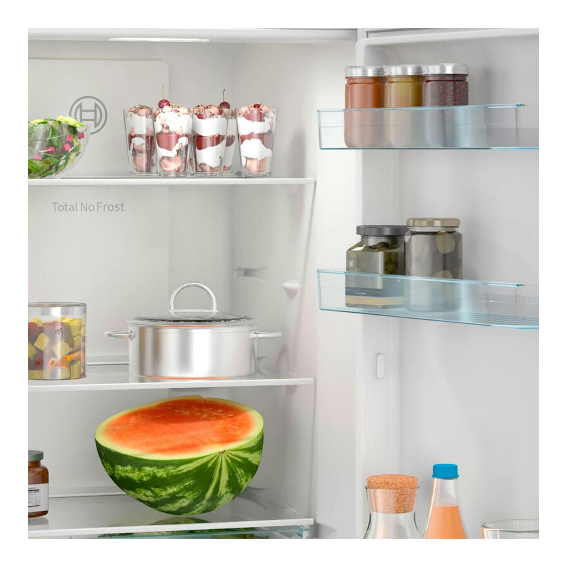 Interior de frigorífico Bosch KGN33NWDA blanco, vista frontal con estantes y alimentos.