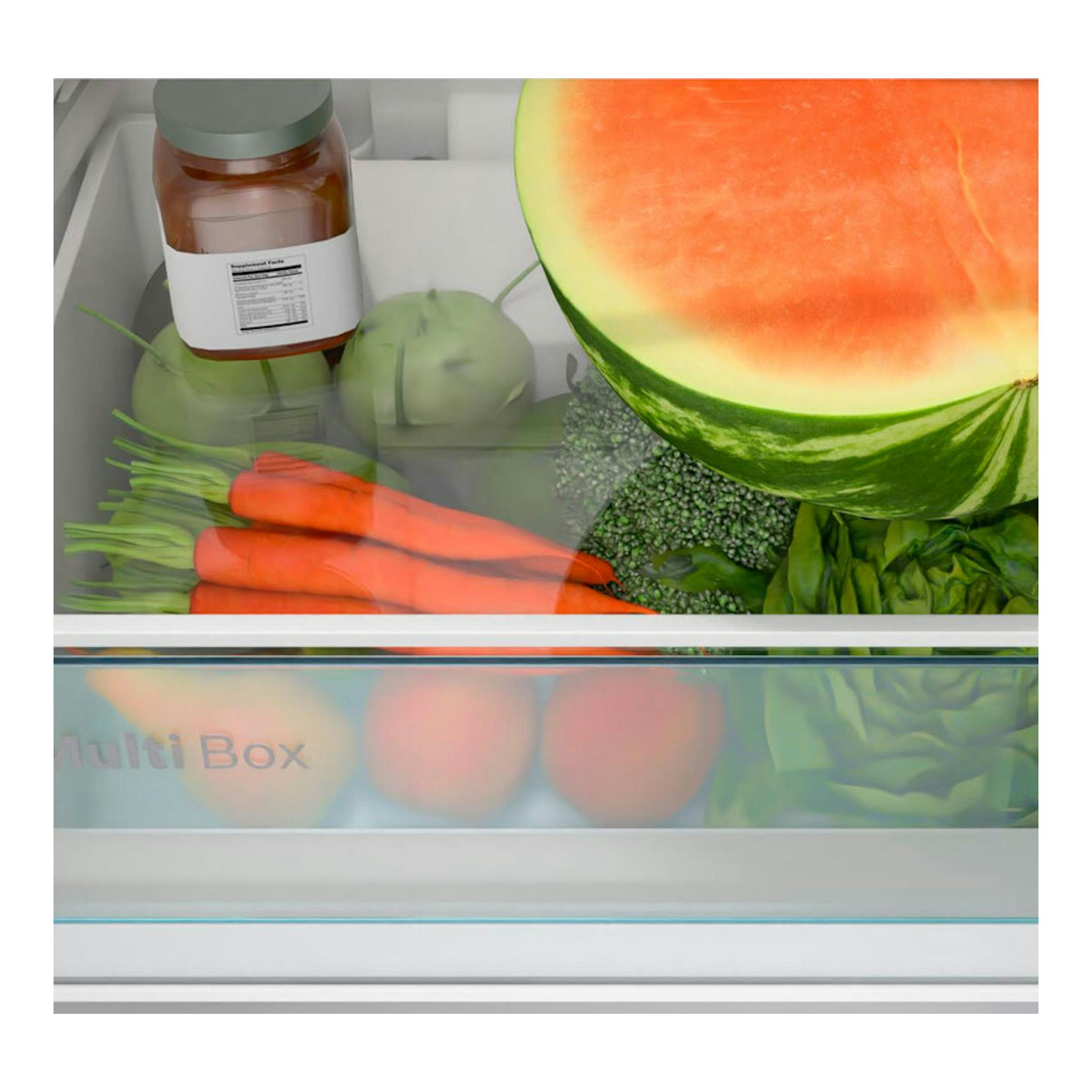 Vista frontal del interior de un frigorífico Bosch KGN33NWDA blanco, con verduras, sandía y un tarro.