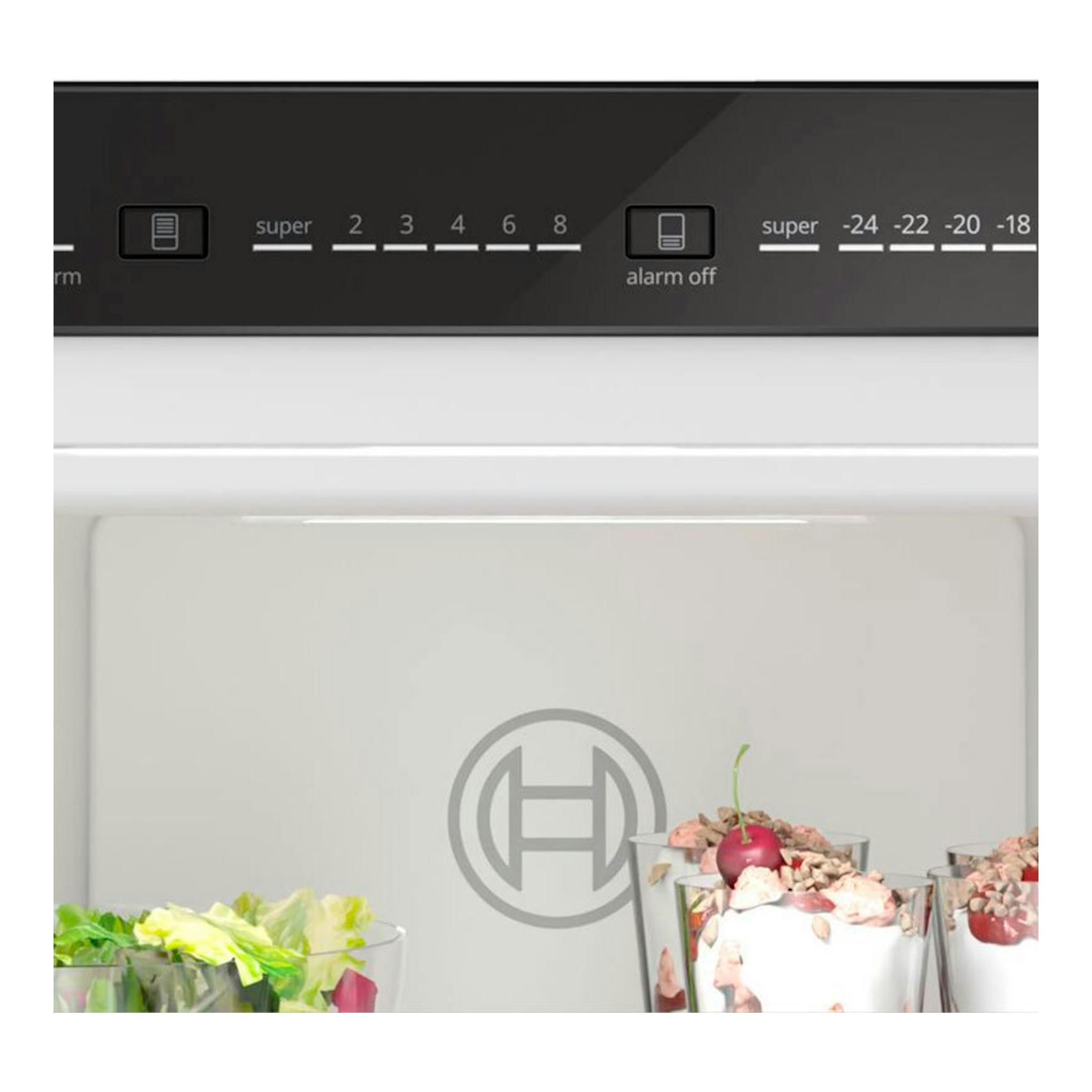 Bosch KGN33NWDA, primer plano del panel de control negro de un frigorífico combi blanco con temperaturas y alarm off.
