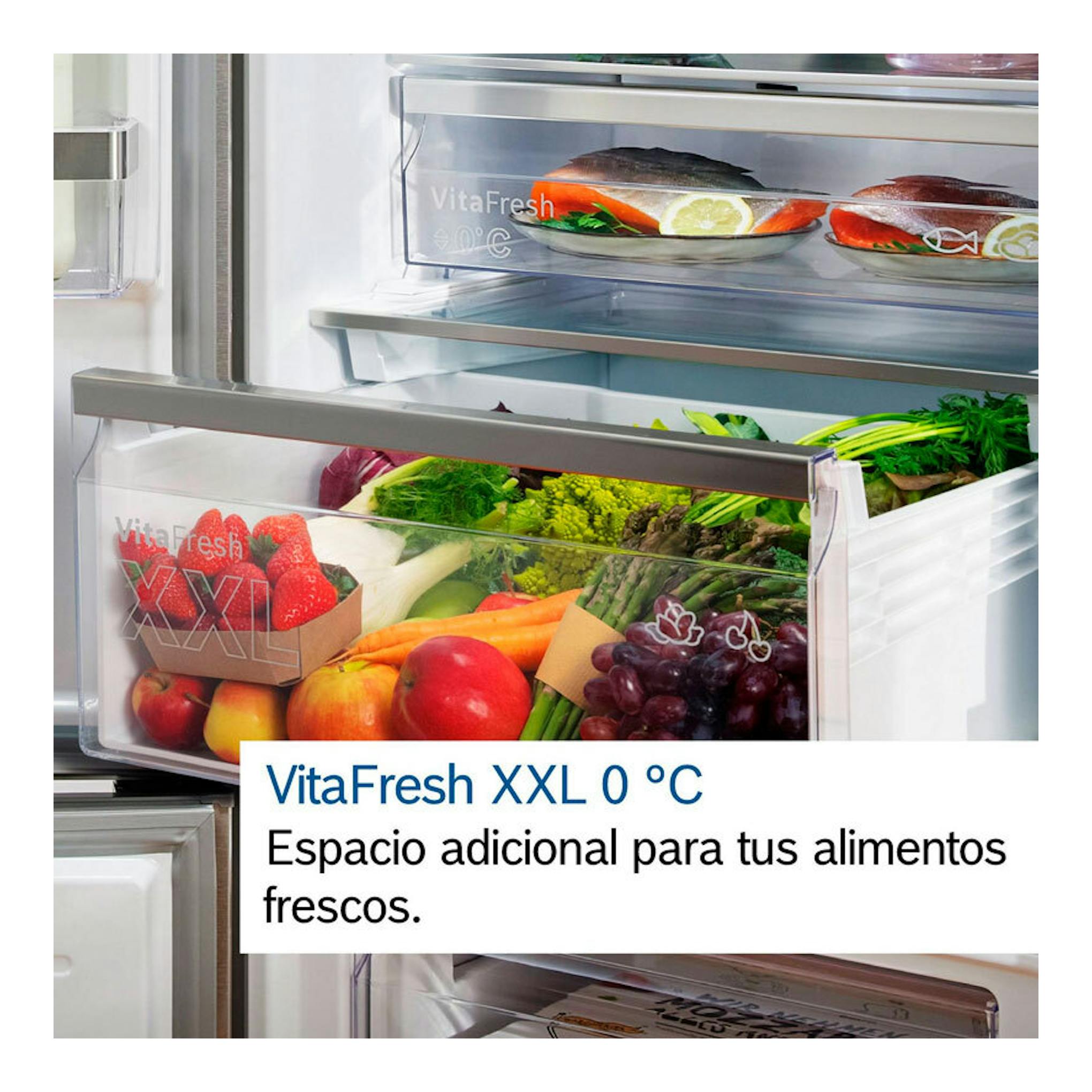 Interior de frigorífico Bosch KGN362ICF de acero, con cajones VitaFresh abiertos y frutas y verduras.