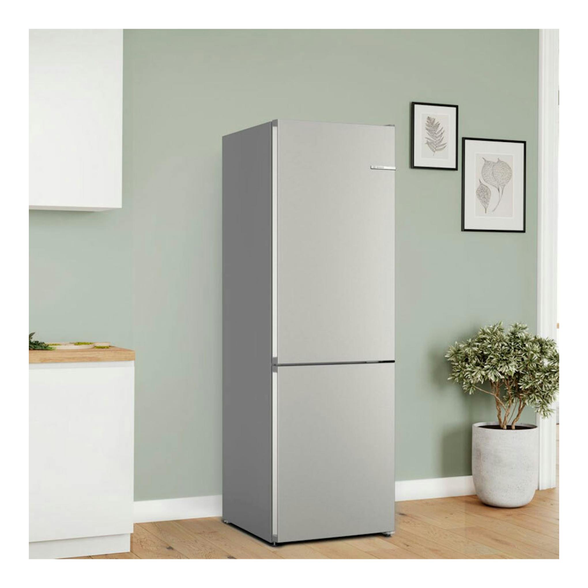 Frigorífico combi Bosch KGN362ICF acero, vista frontal ligeramente en ángulo, en cocina.