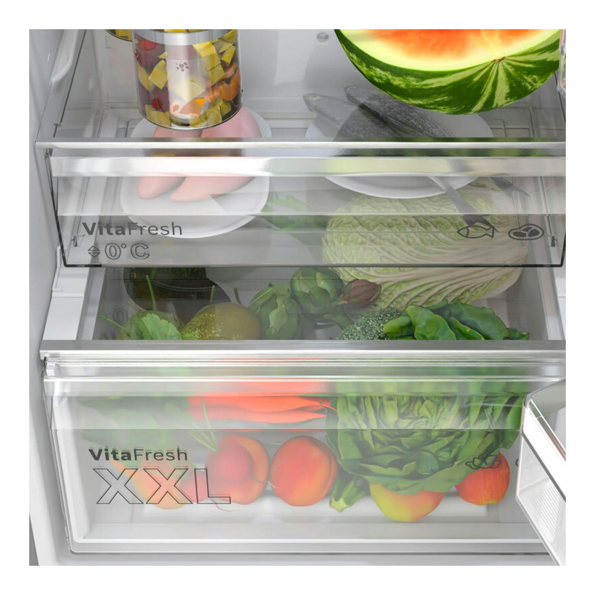 Interior de frigorífico Bosch KGN362ICF acero con cajones VitaFresh llenos de frutas y verduras.