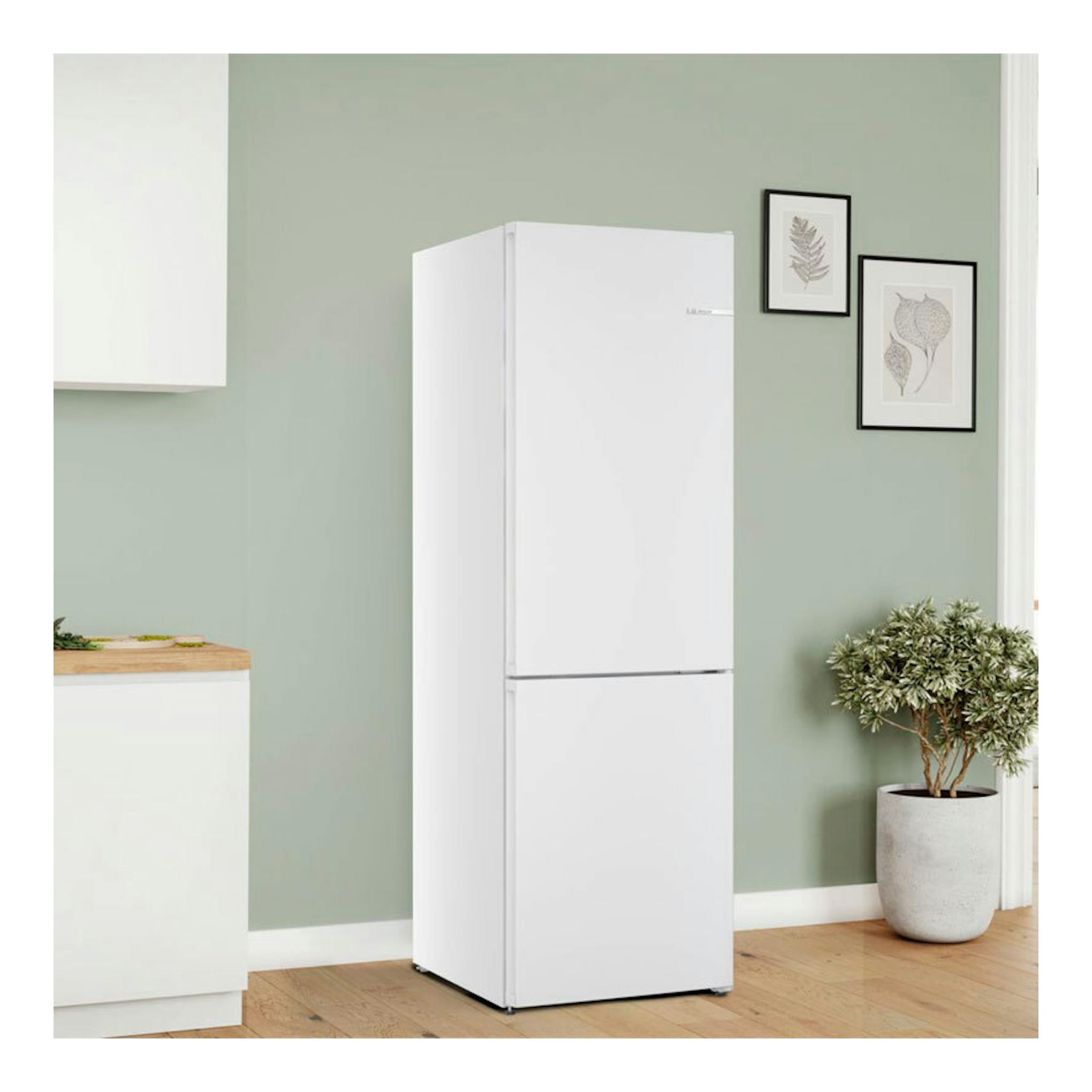 Frigorífico combi Bosch KGN362WCF blanco, vista frontal, de libre instalación.