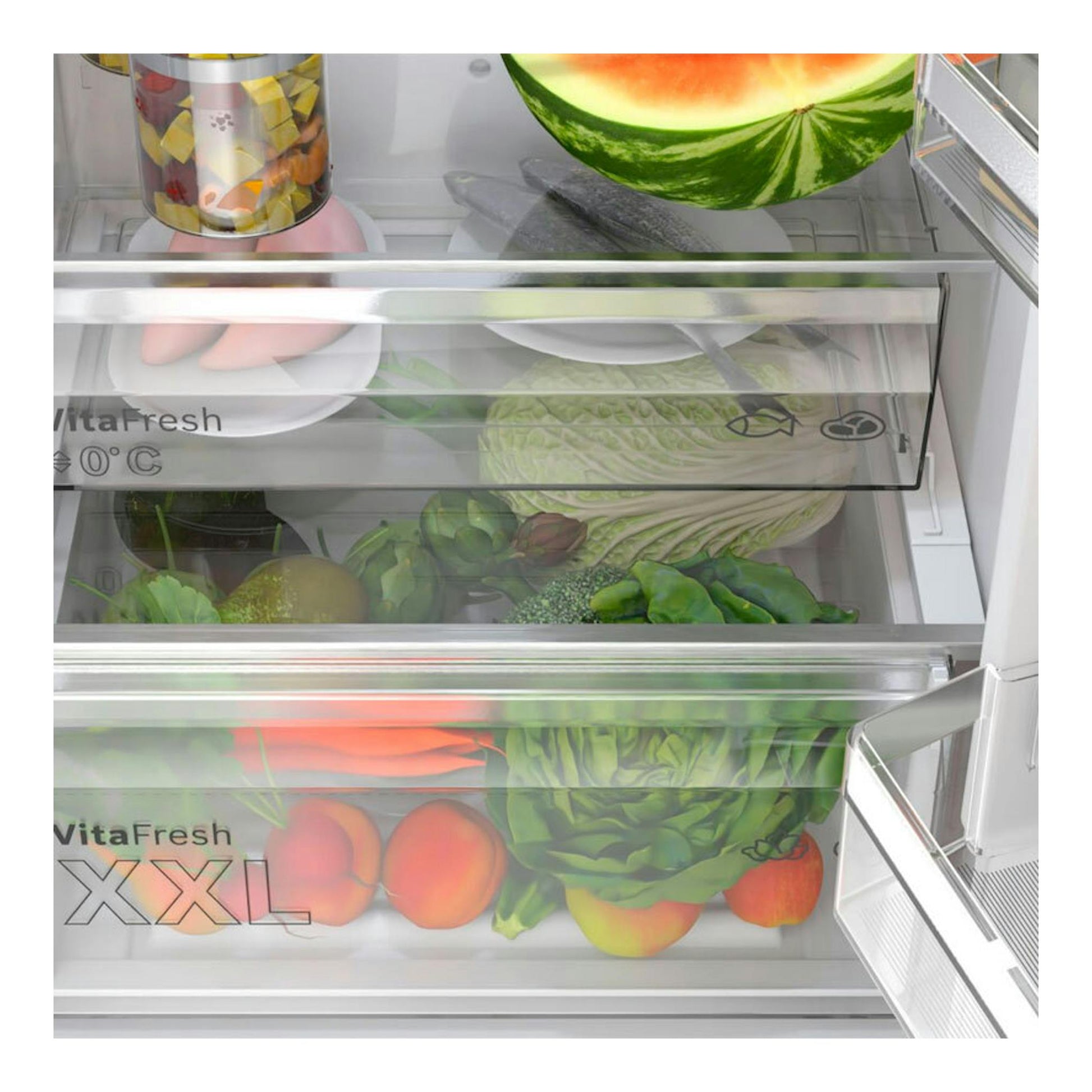Interior de frigorífico Bosch KGN362WCF blanco, con cajones VitaFresh y frutas y verduras.