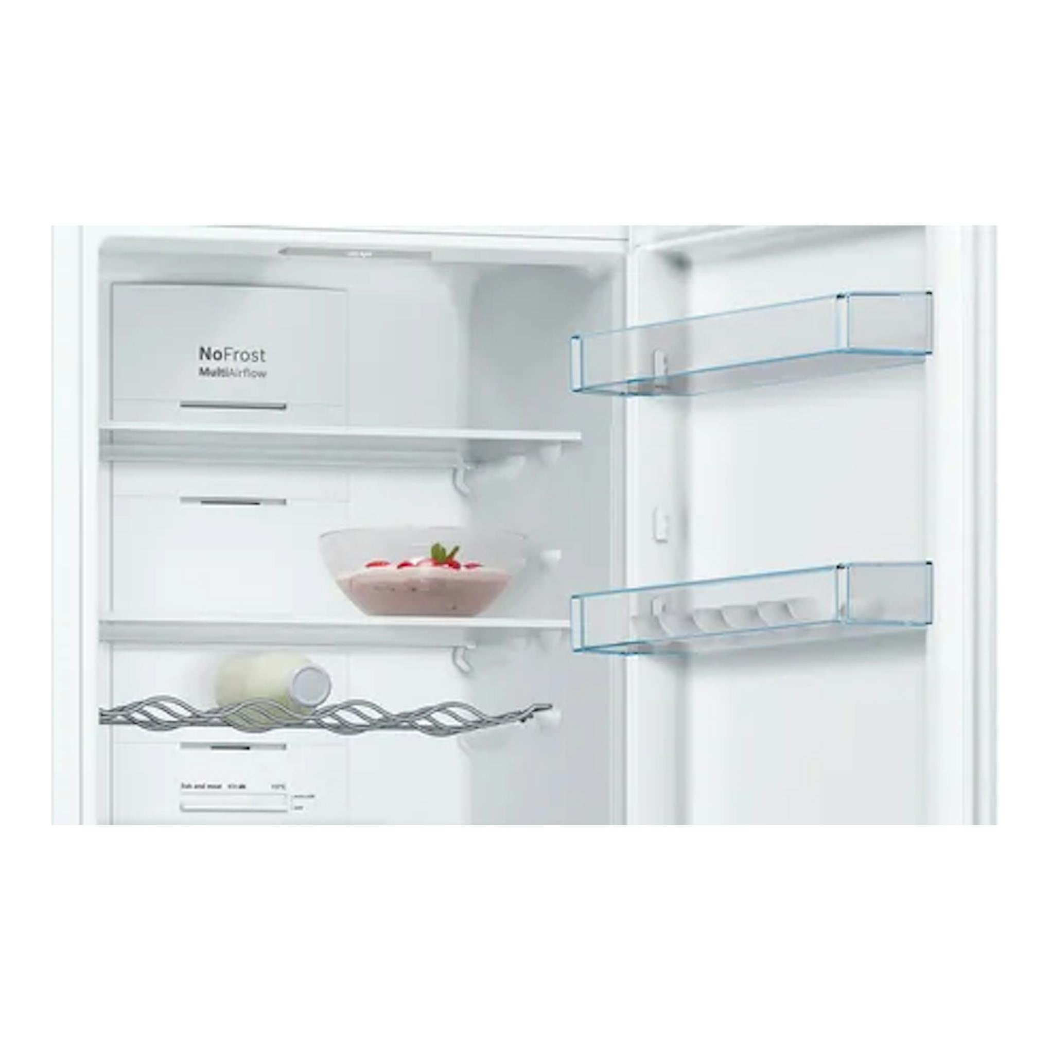 Interior de frigorífico combi Bosch KGN362WED blanco, con estantes y cajones transparentes, vista frontal.