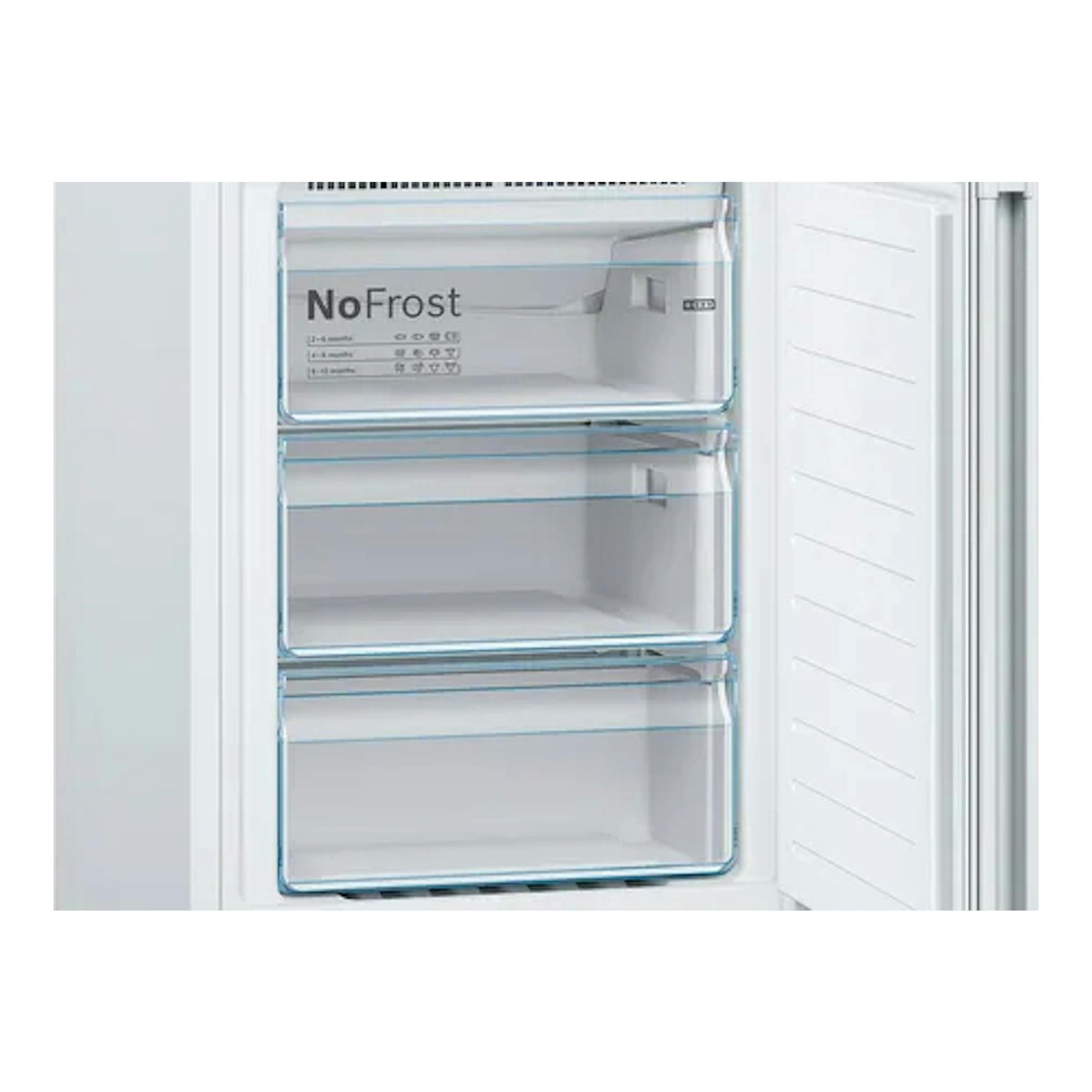 Interior frontal del congelador NoFrost de un frigorífico Bosch KGN362WED blanco, con tres cajones transparentes.