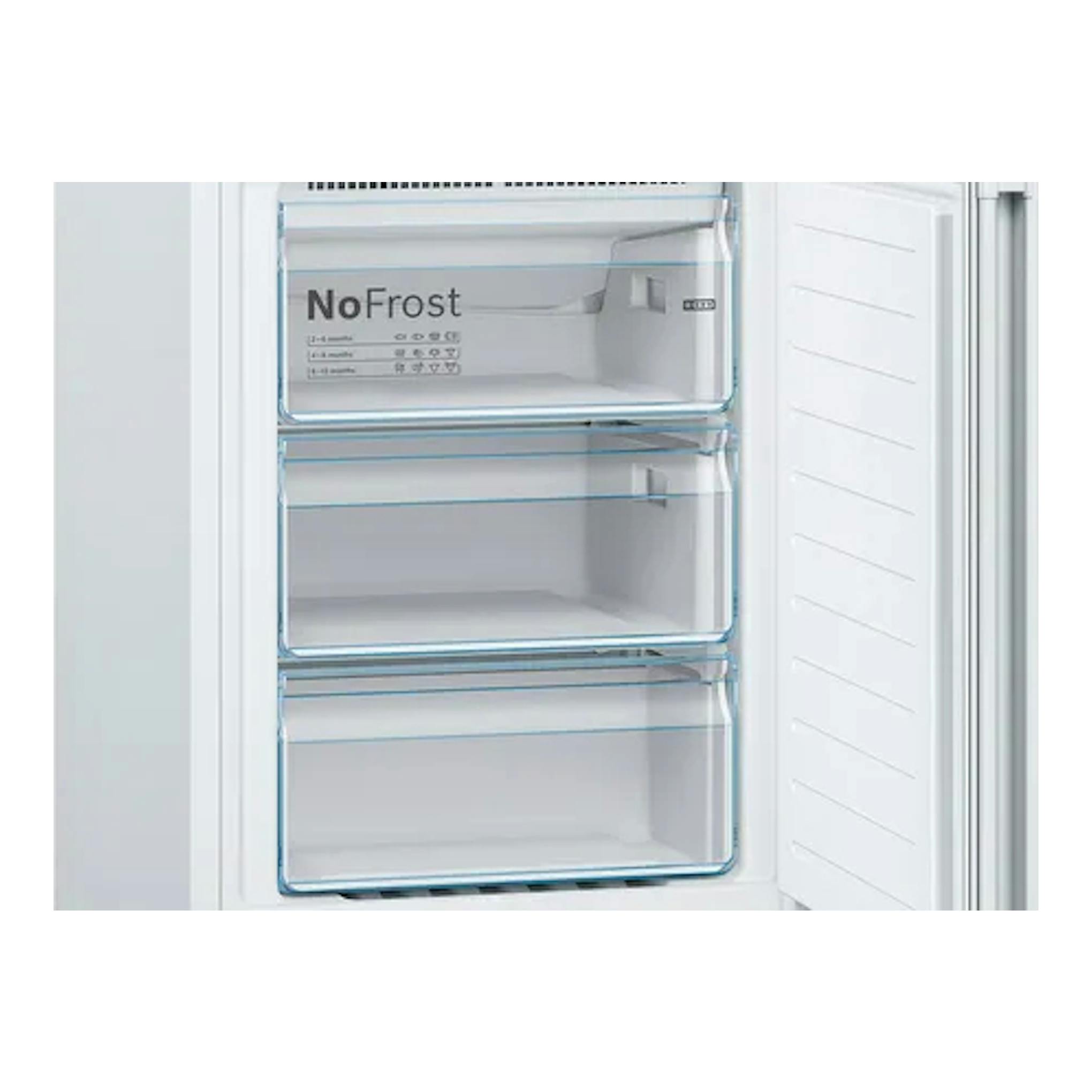 Interior frontal del congelador NoFrost de un frigorífico Bosch KGN362WED blanco, con tres cajones transparentes.