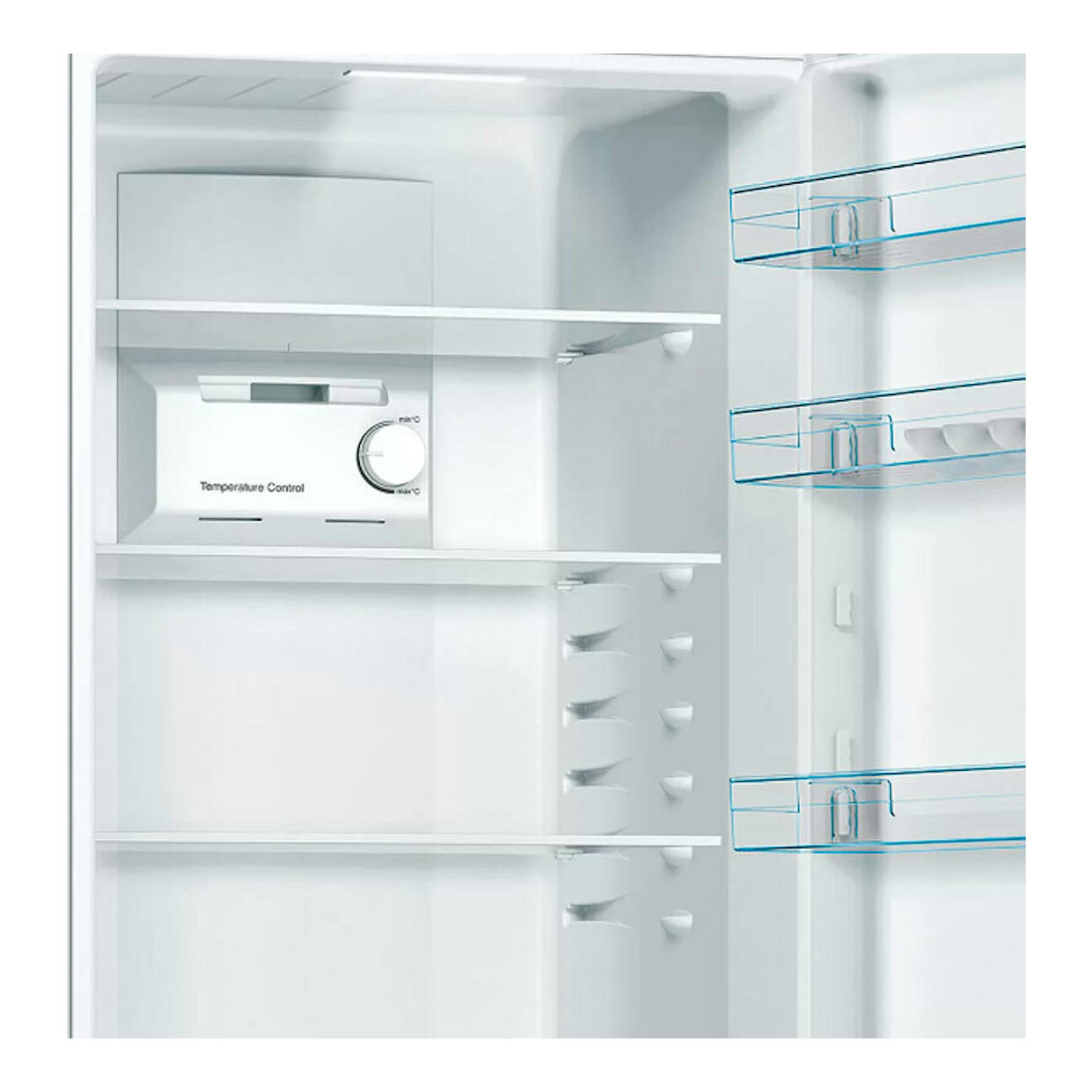 Interior de frigorífico Bosch KGN36NLEA, vista frontal, con baldas blancas y cajones en la puerta.