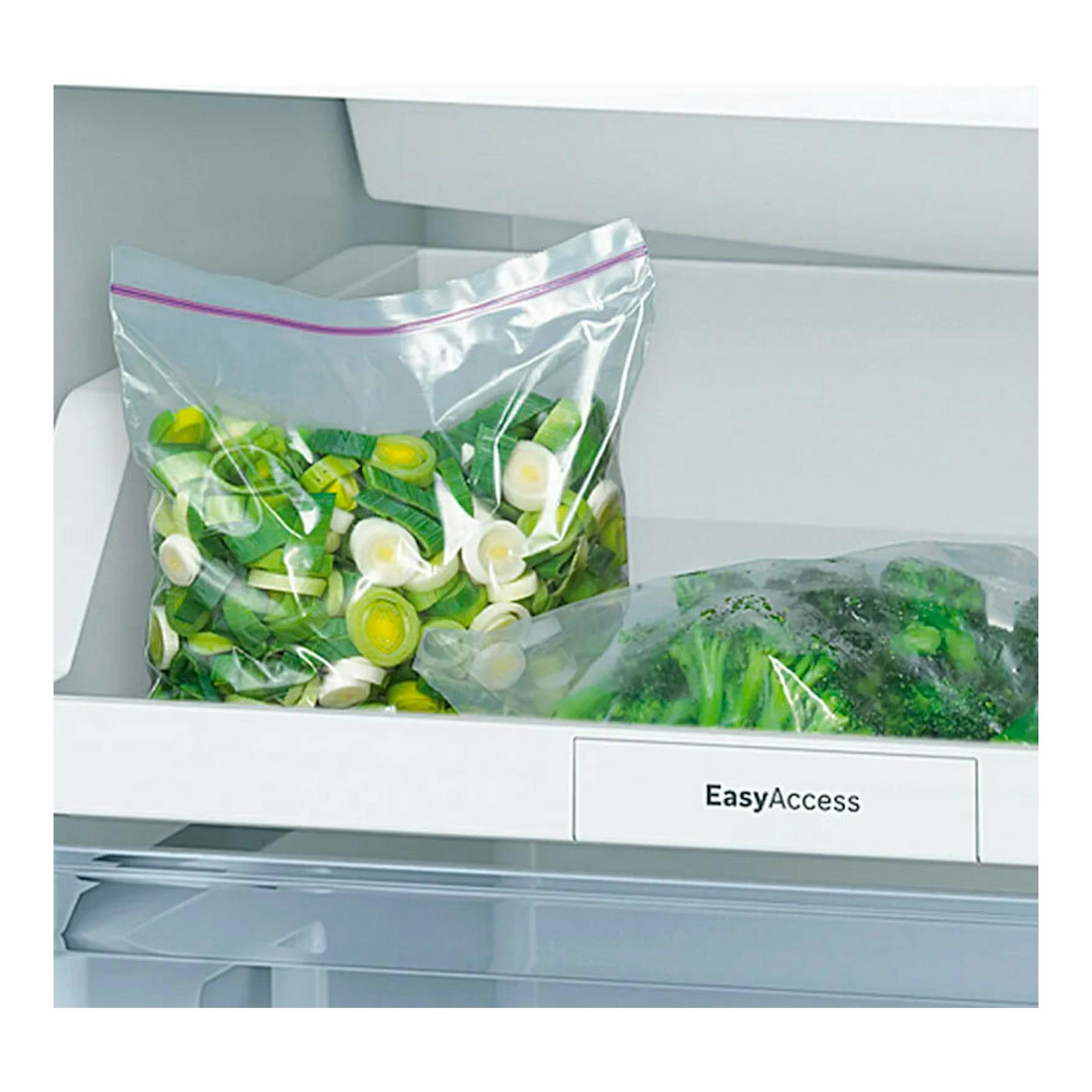 Vista interior de frigorífico Bosch KGN36NLEA Inox, cajón EasyAccess con bolsas de verduras.