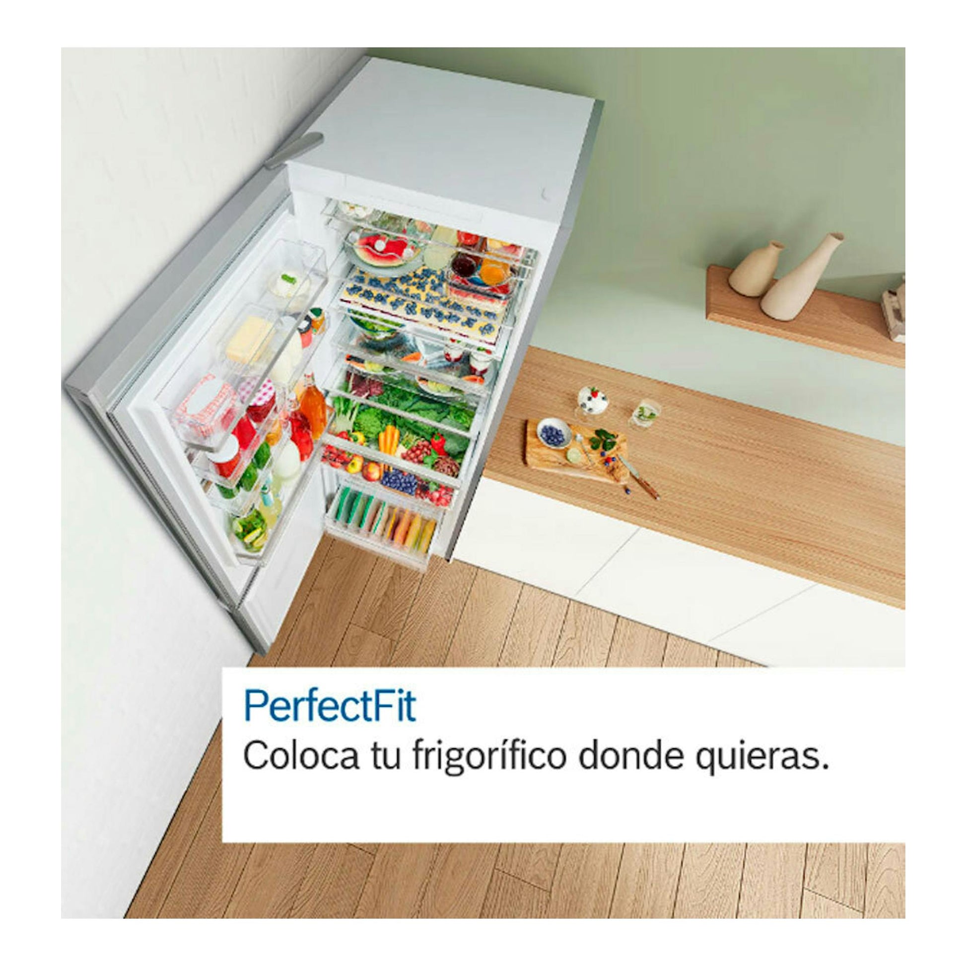 Frigorífico combi Bosch KGN36NLEA inox, vista cenital en cocina, con puerta abierta y interior visible.