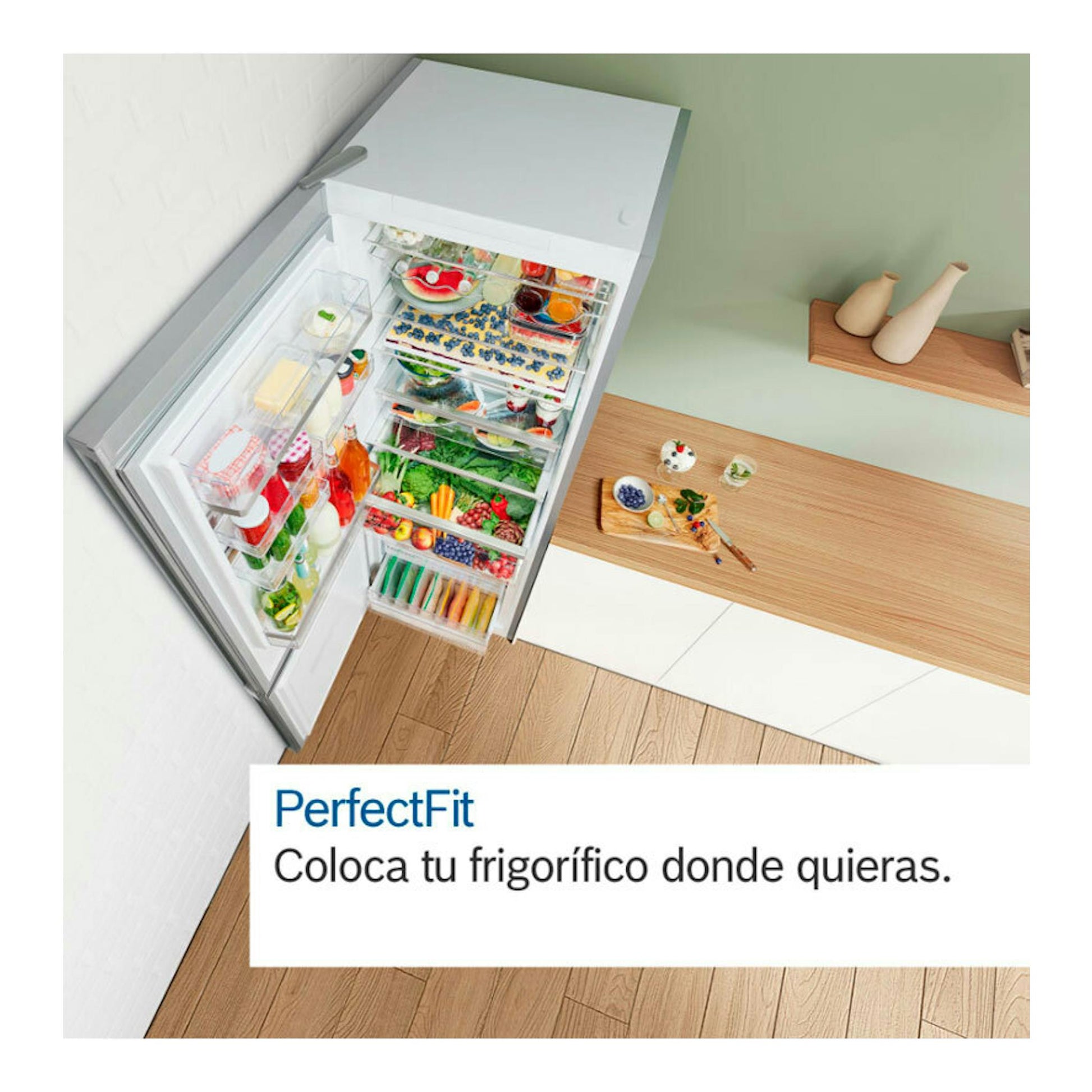 Frigorífico combi Bosch KGN36VIBT inox, vista superior con puerta abierta y cajones llenos de alimentos.