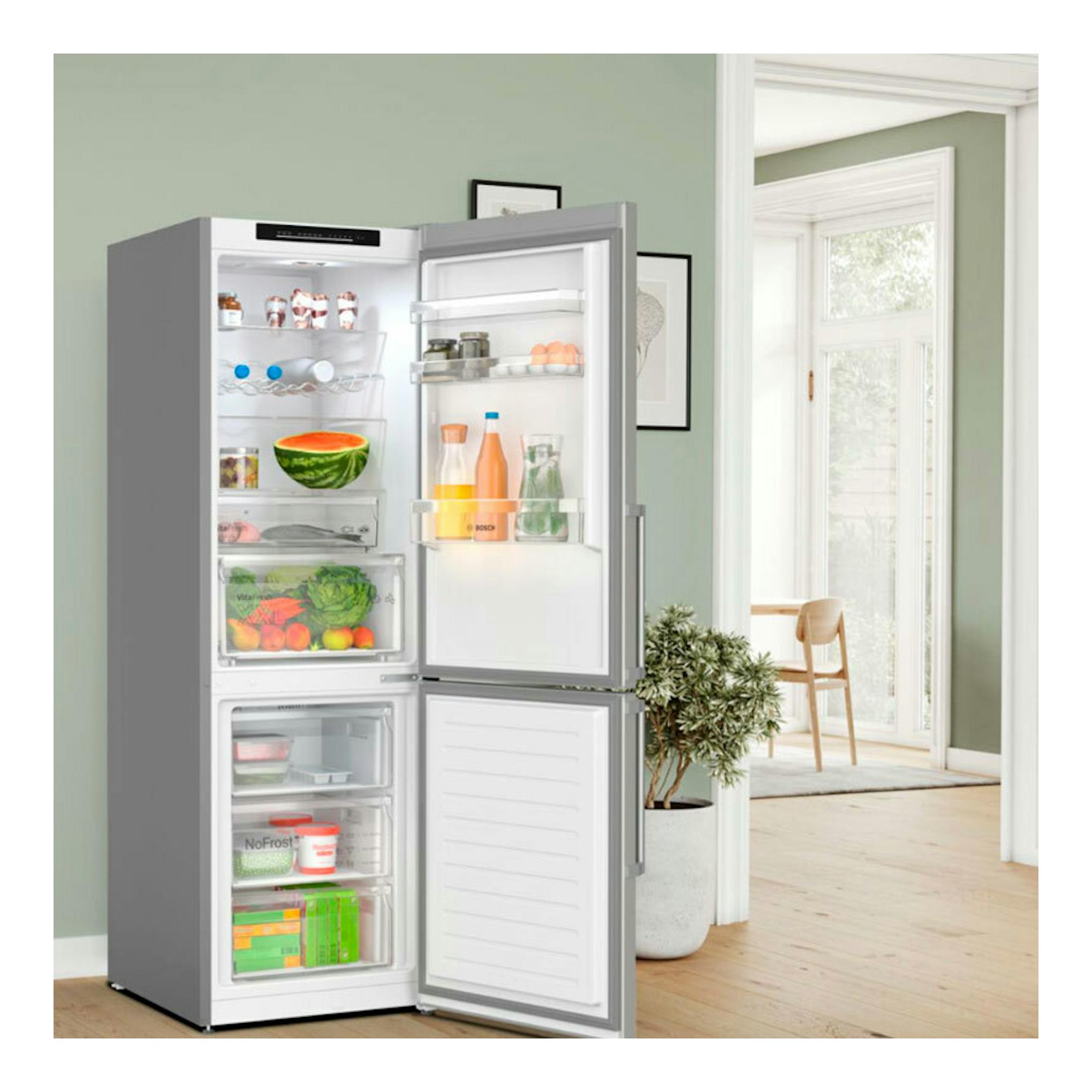 Frigorífico combi Bosch KGN36VIBT inox, vista frontal con puertas abiertas y compartimentos interiores visibles.