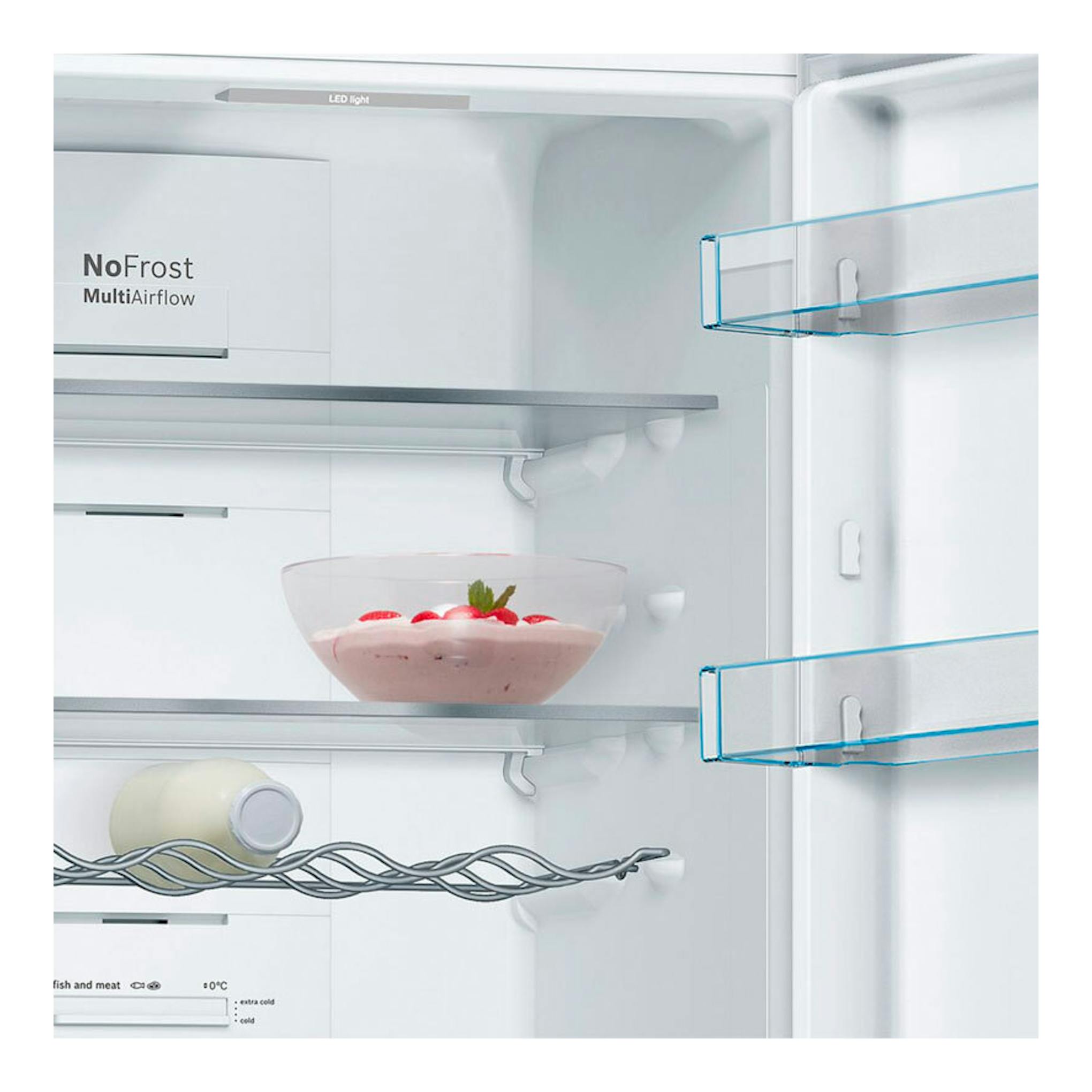 Interior de frigorífico combi Bosch KGN36VIDB Inox, con estantes de vidrio, cuenco y botella, vista frontal.