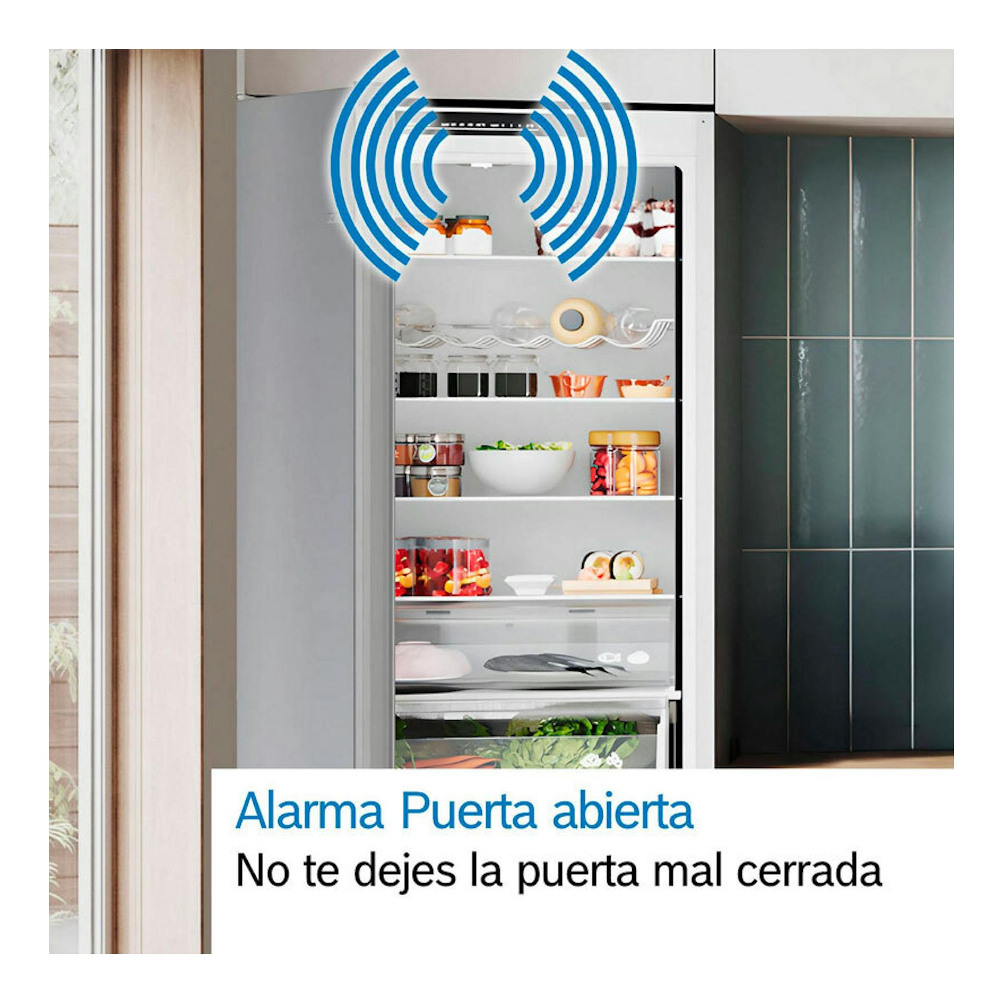 Frigorífico combi Bosch KGN36VLDB en acero, vista frontal con la puerta abierta y estantes llenos.