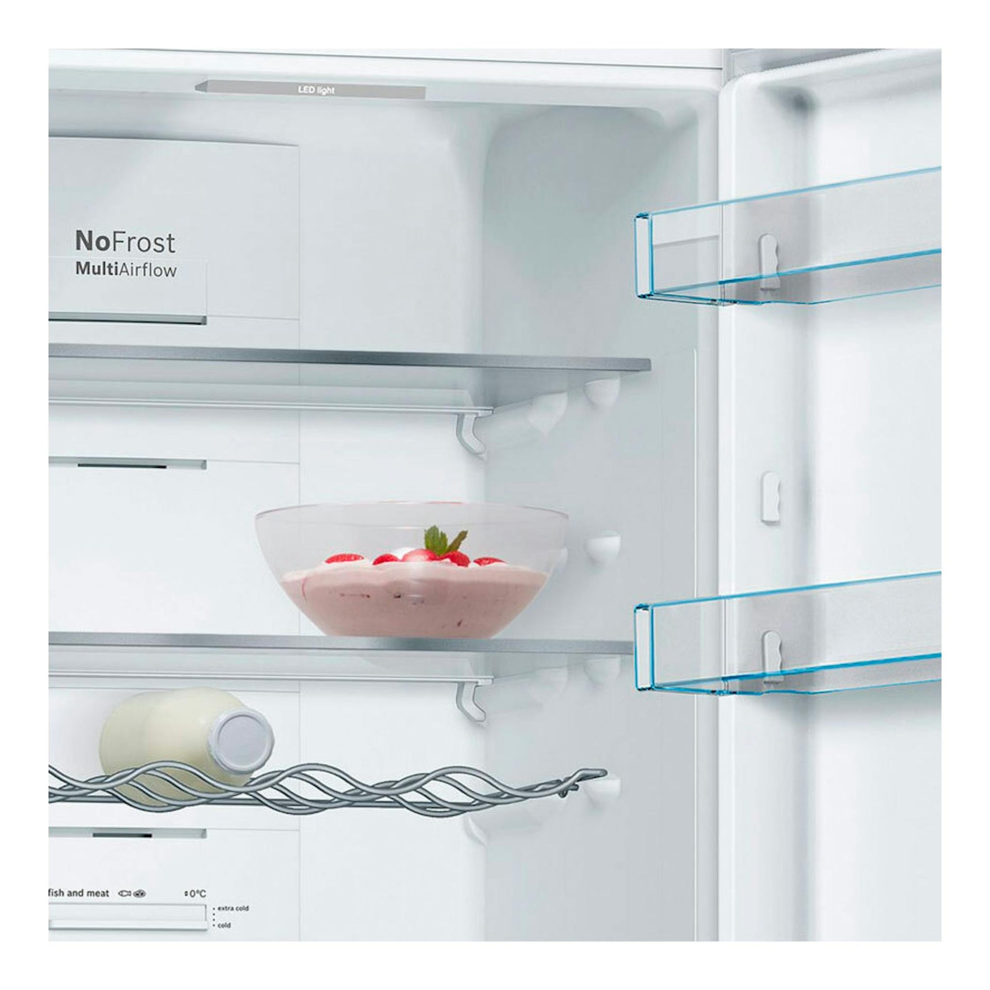 Bosch KGN36VLDB, vista frontal del interior de frigorífico combi blanco con estantes de cristal, cuenco y botella.