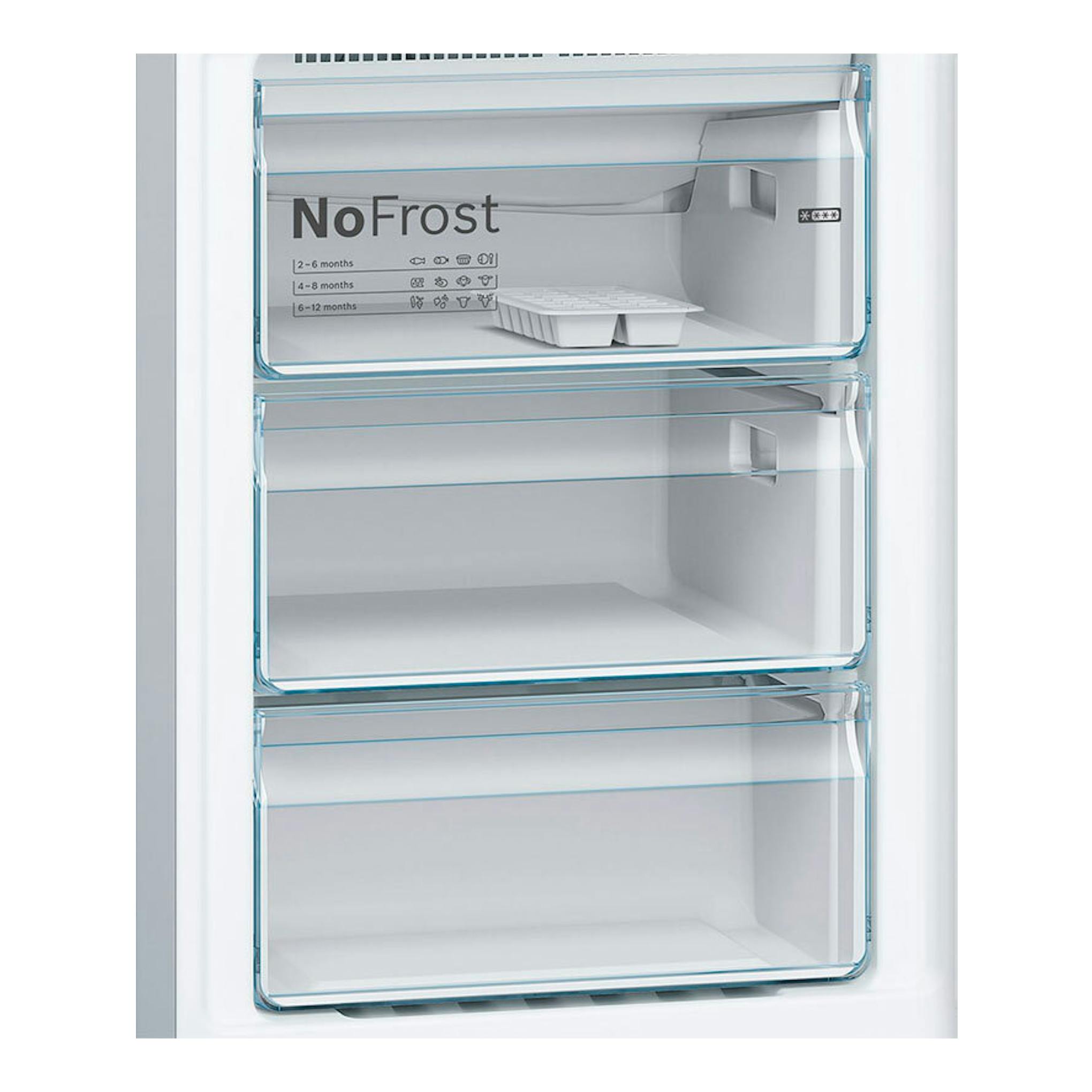 Interior de frigorífico Bosch KGN36VLDB en acero, con tres cajones transparentes NoFrost, vista frontal.
