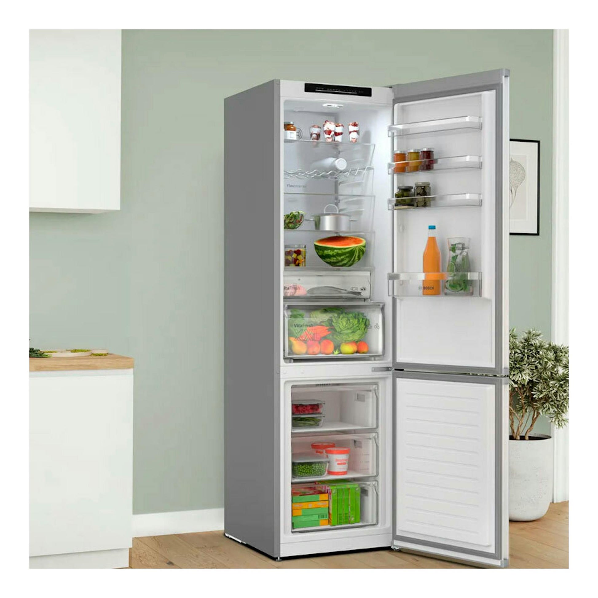 Frigorífico combi Bosch KGN392I1F inox, vista frontal con puertas abiertas y compartimentos visibles.