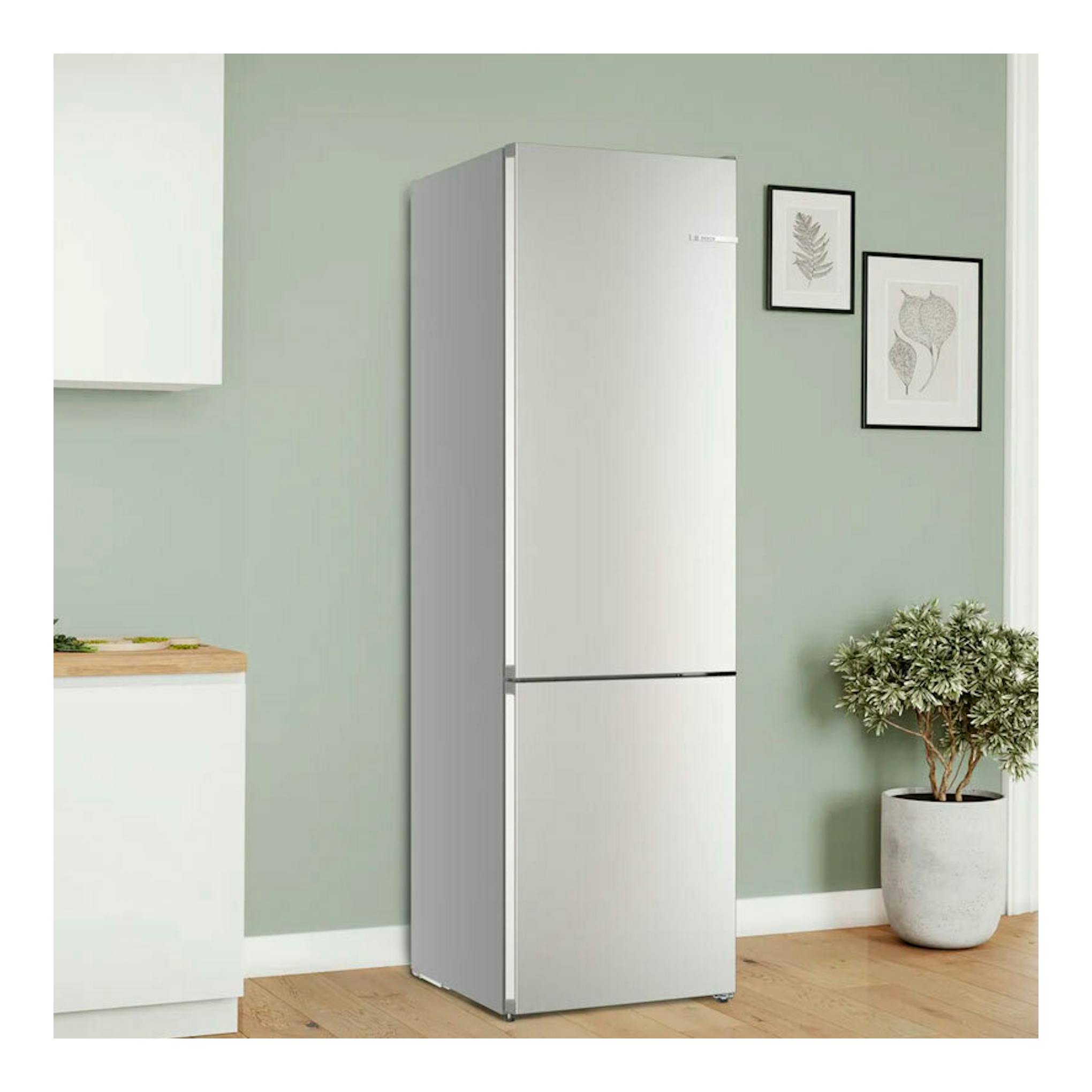 Frigorífico combi Bosch KGN392I1F inox, vista frontal ligeramente en ángulo, con dos puertas.