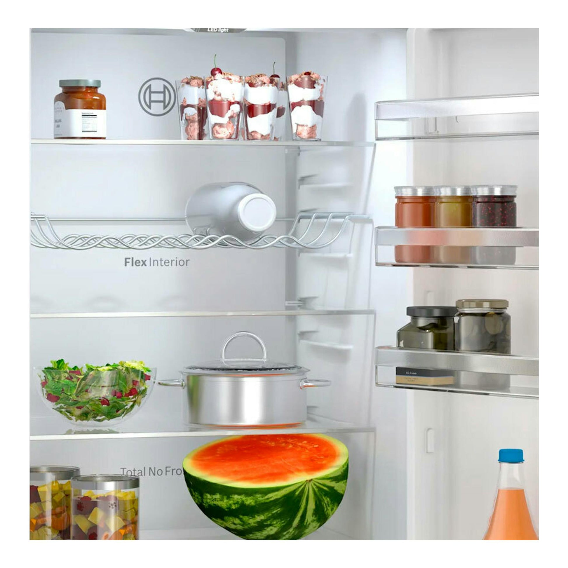 Interior frontal de frigorífico combi Bosch KGN392I1F inox, con estantes, cajones y alimentos.