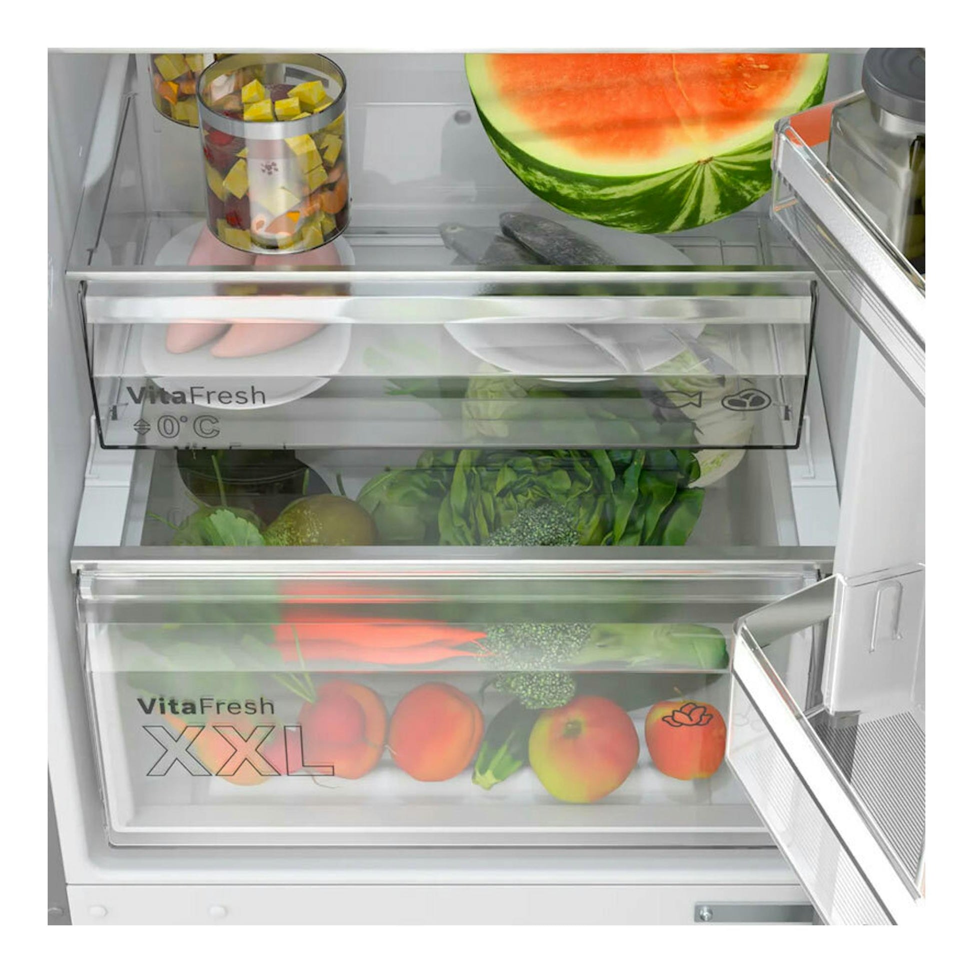 Interior del frigorífico combi Bosch KGN392I1F Inox, con cajones VitaFresh y alimentos, vista frontal.