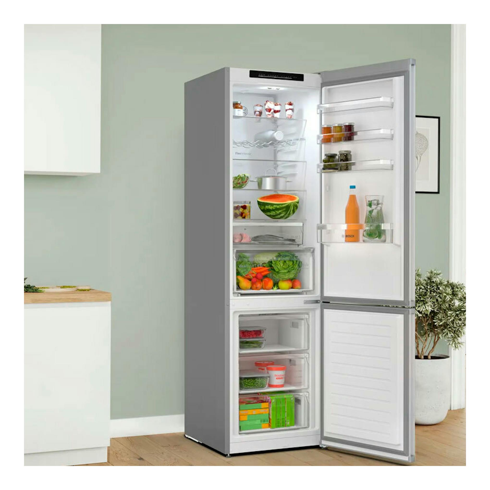 Frigorífico combi Bosch KGN392LAG inox, visto de frente con la puerta abierta y compartimentos visibles.