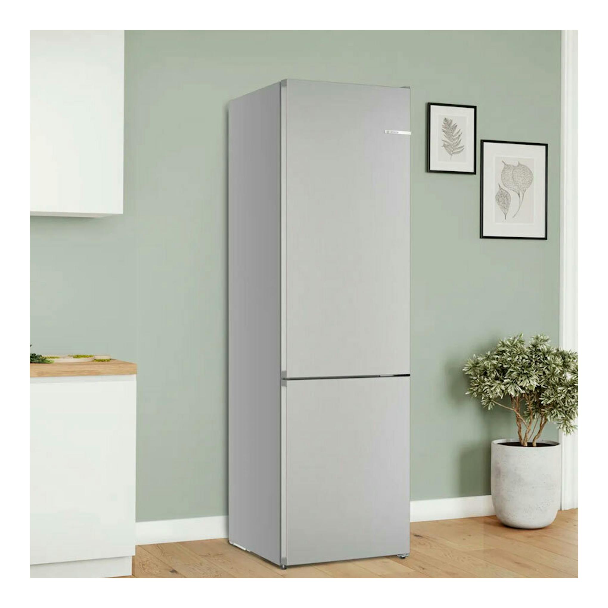 Frigorífico combi Bosch KGN392LAG inox, vista frontal en ángulo, acabado plateado.
