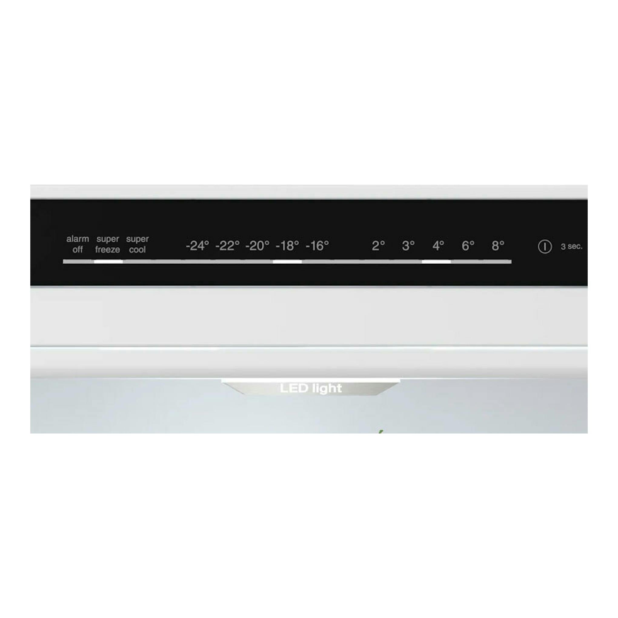 Vista frontal del panel de control de un frigorífico combi Bosch KGN392LAG inox, con display LED y temperaturas.
